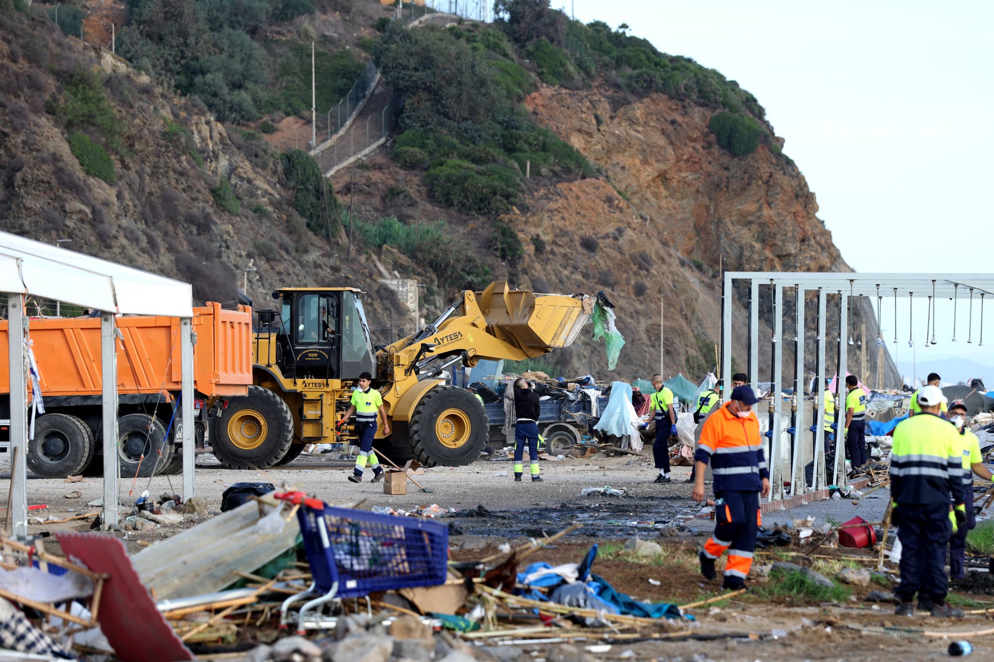 Ceuta sous tension: Le dernier campement de migrants démantelé avant la visite royale