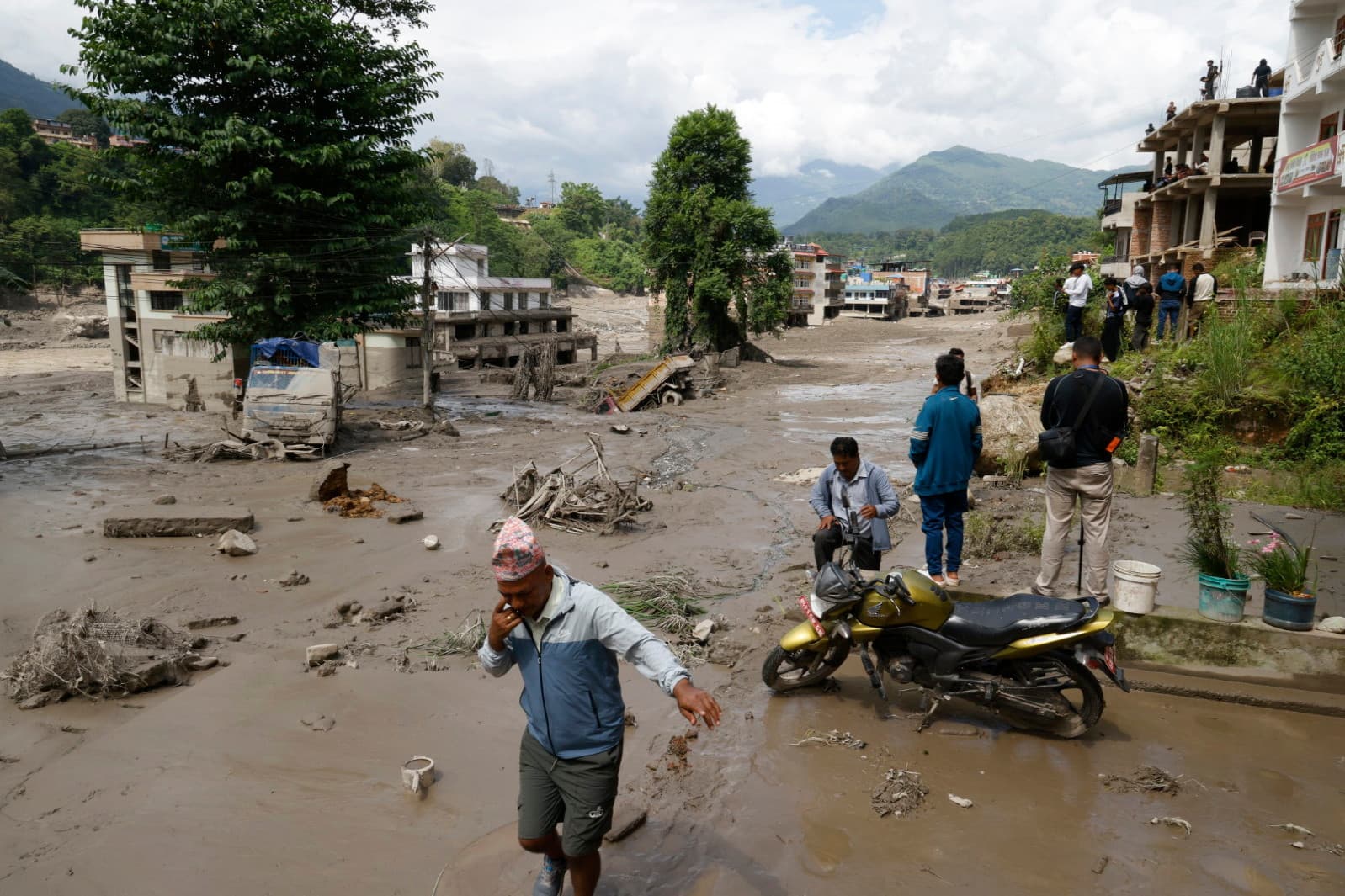 Crues meurtrières au Népal: Les photos chocs après le passage du torrent de boue