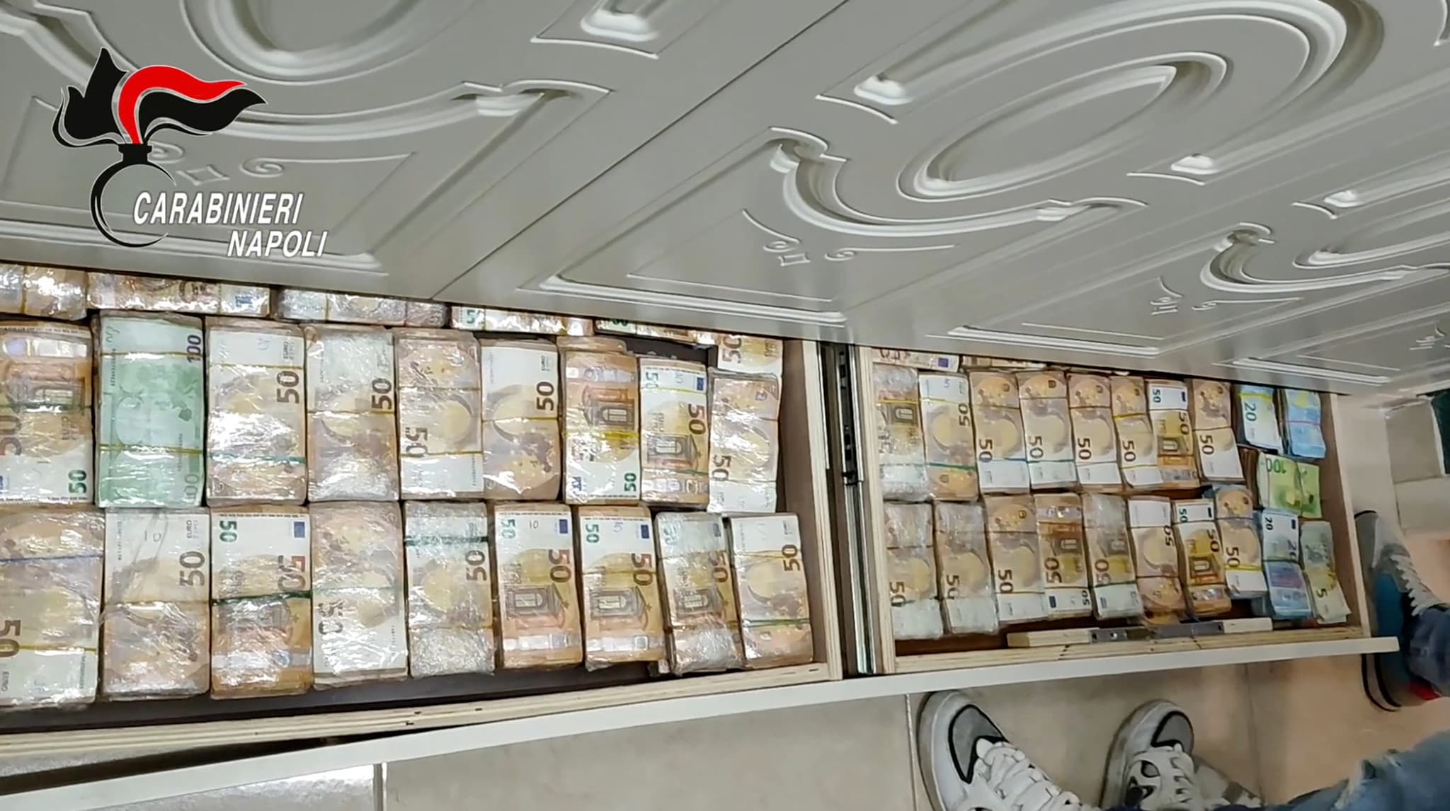 Camorra à Naples: Trois millions d’euros cachés dans les murs d’un baron de la drogue