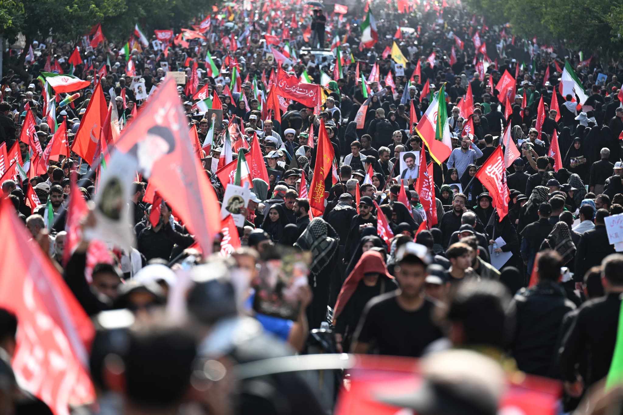 Guerre au Moyen-Orient: Le cortège funèbre de Khamenei débute sa traversée de Téhéran