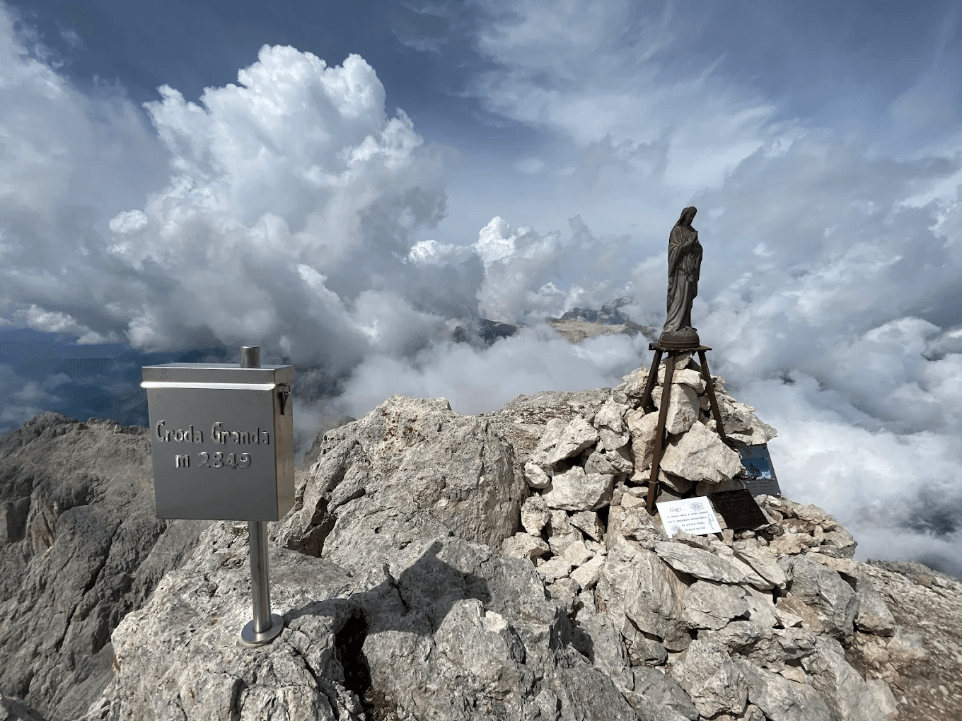 Dolomites italiennes: Une statue de la Vierge Marie détachée puis précipitée d’un sommet