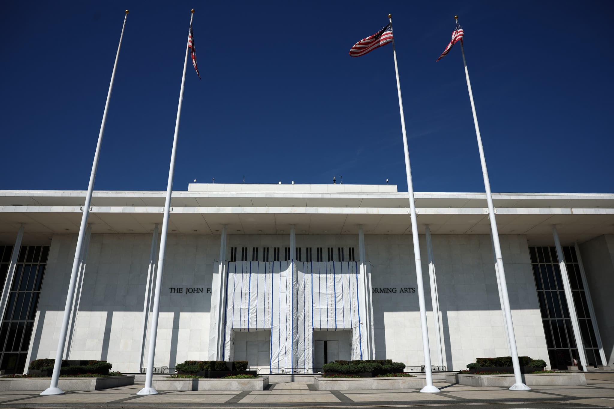 Bras de fer à Washington: Trump menace de démolir le Kennedy Center si son nom n’y figure pas