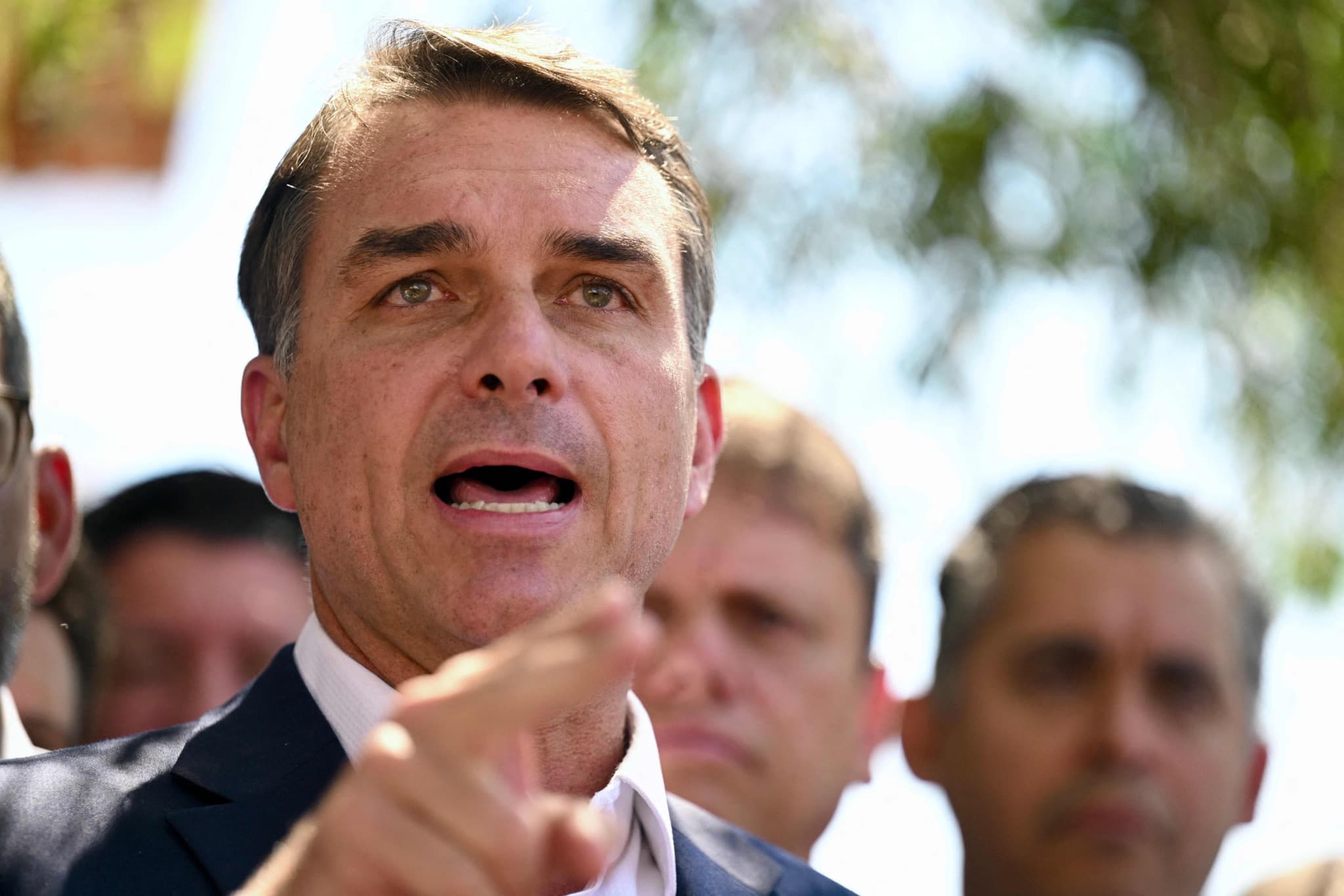 Présidentielle au Brésil: Flavio Bolsonaro engrange les soutiens avant le second tour