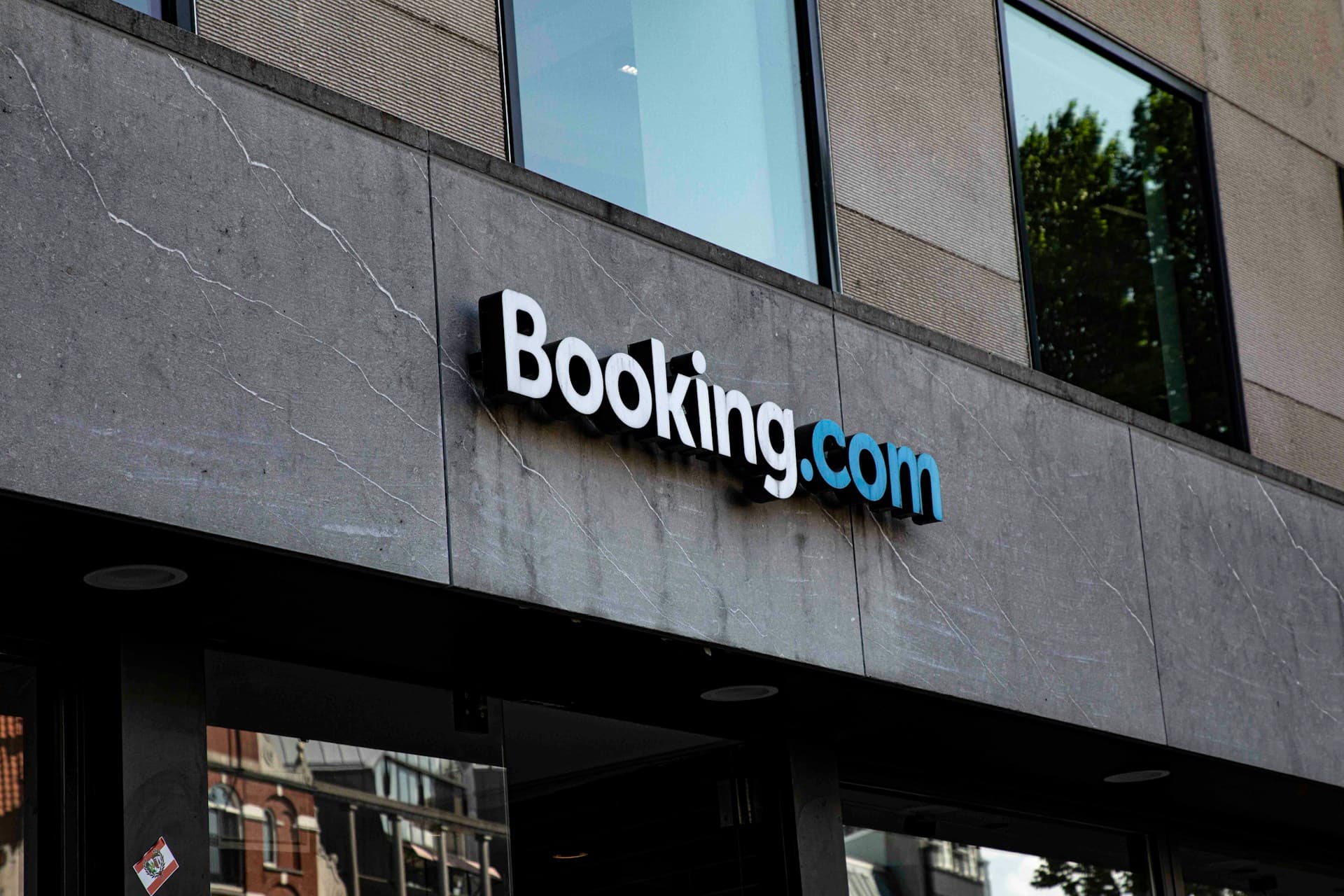 Enquête de l'UE sur Booking : phishing, escroqueries et violation du DSA parmi les accusations