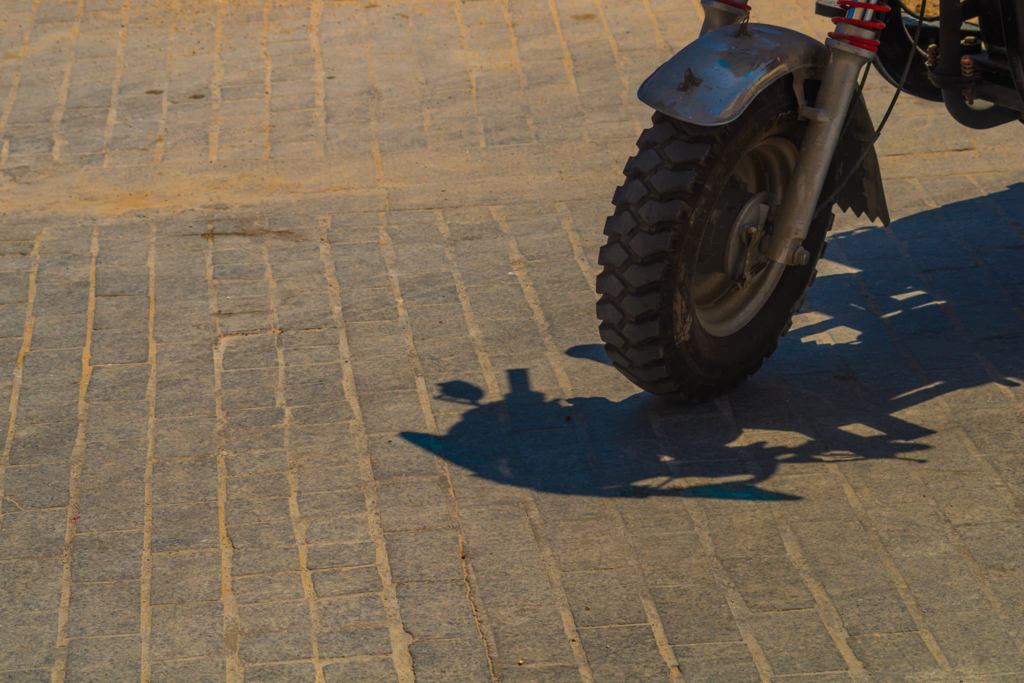Course-poursuite à Annemasse: Un motard en fuite traverse une aire de jeux remplie d’enfants