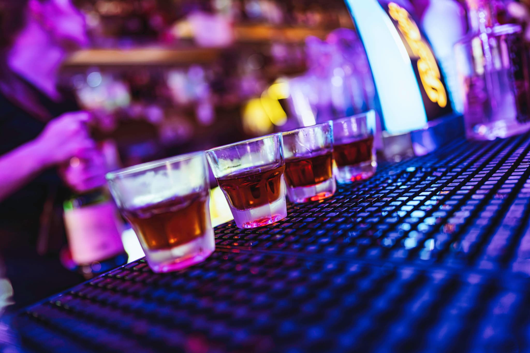 Tribunal d’Albertville: Un jeune homme meurt étouffé après 30 shots, le patron du bar devant la justice
