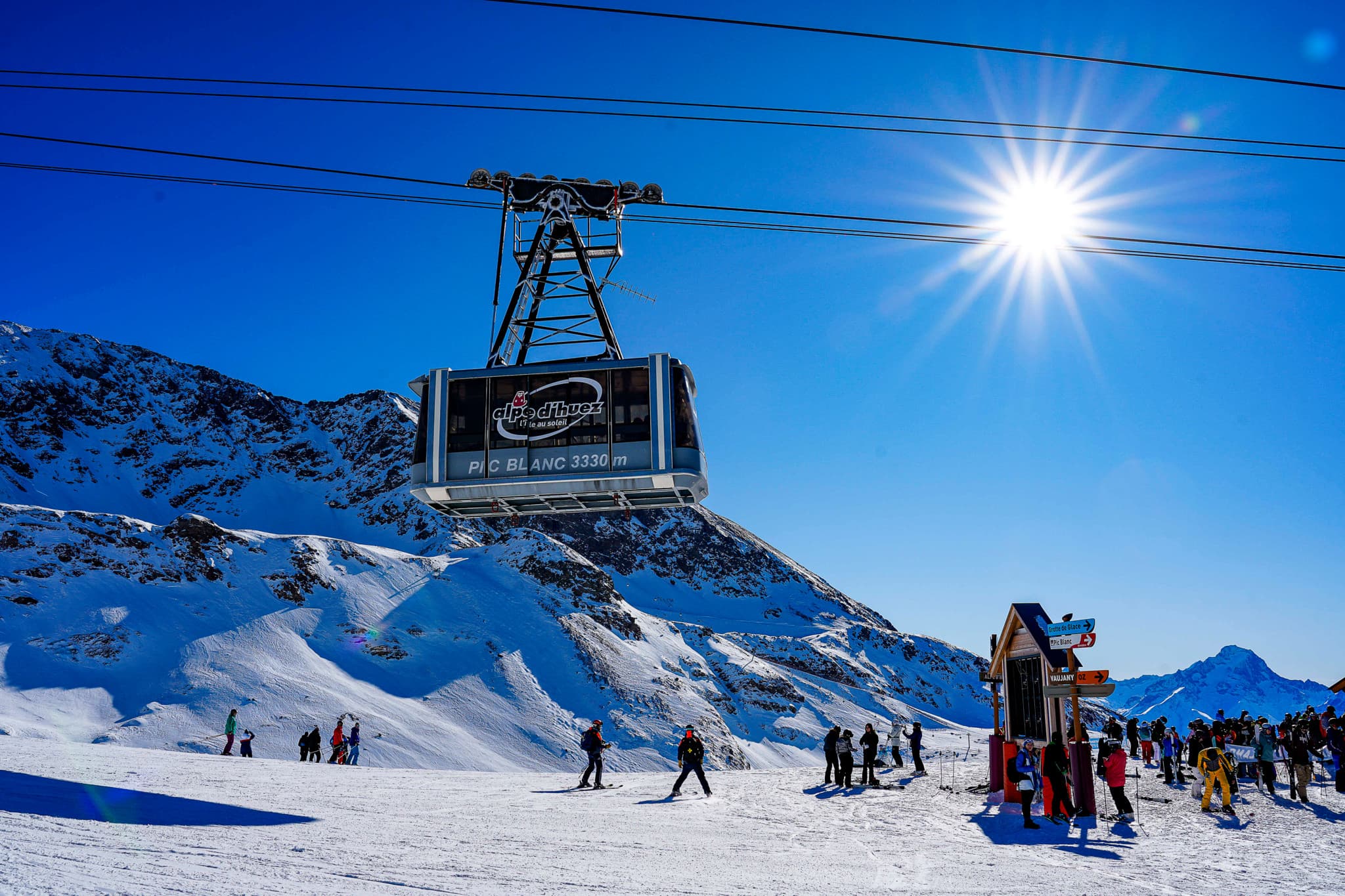 Collision à l’Alpe d’Huez: Un camion-grue fauche une télécabine et blesse 23 personnes
