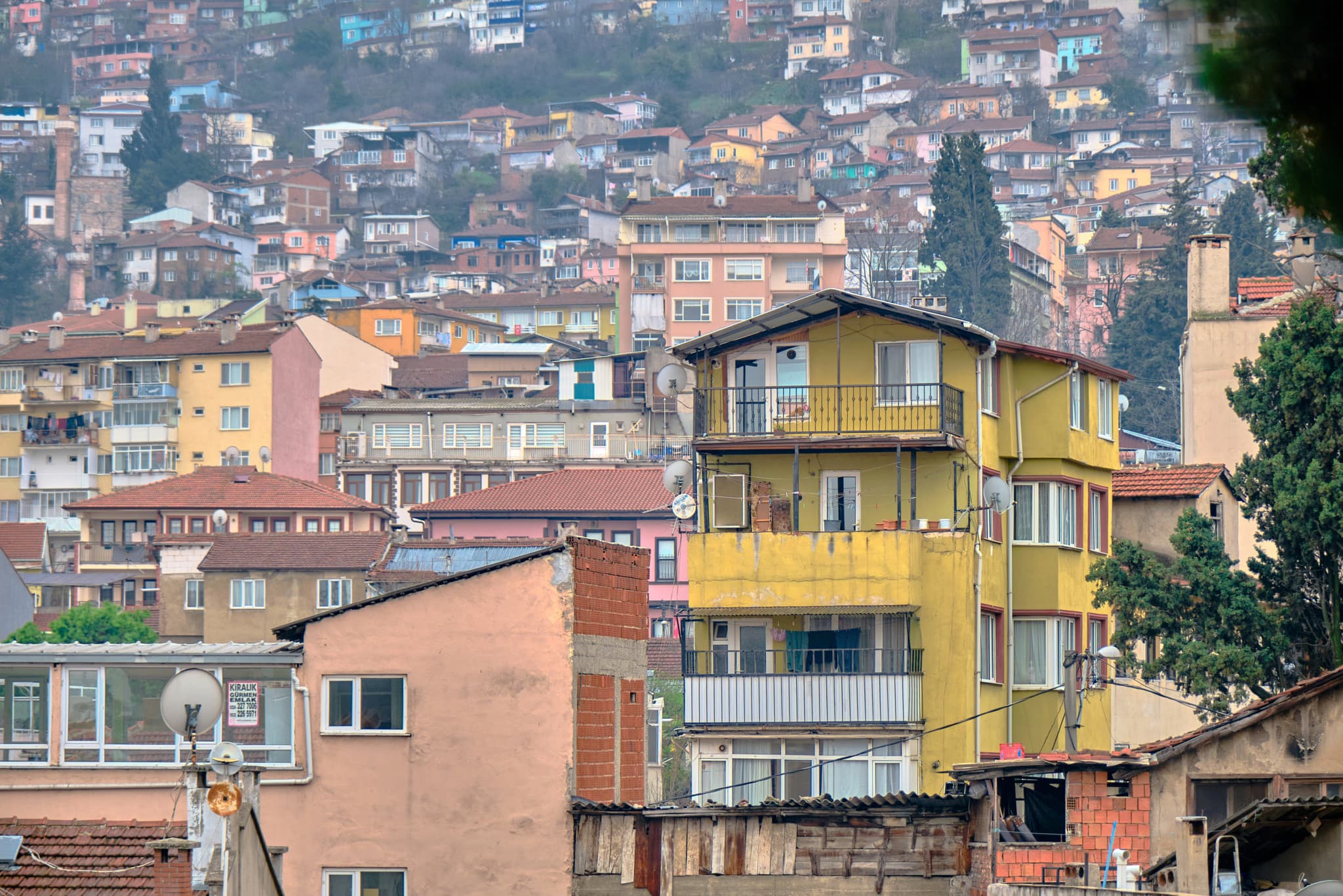 Féminicide en Turquie: Une femme enceinte tombe d’un balcon et meurt, son mari interpellé