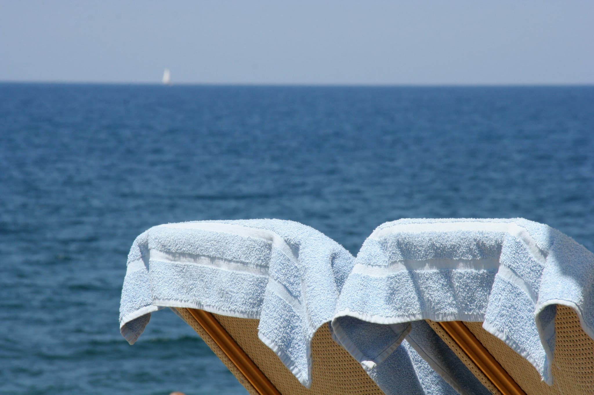 Vacances sous tension: Il saupoudre de poil à gratter les chaises longues squattées
