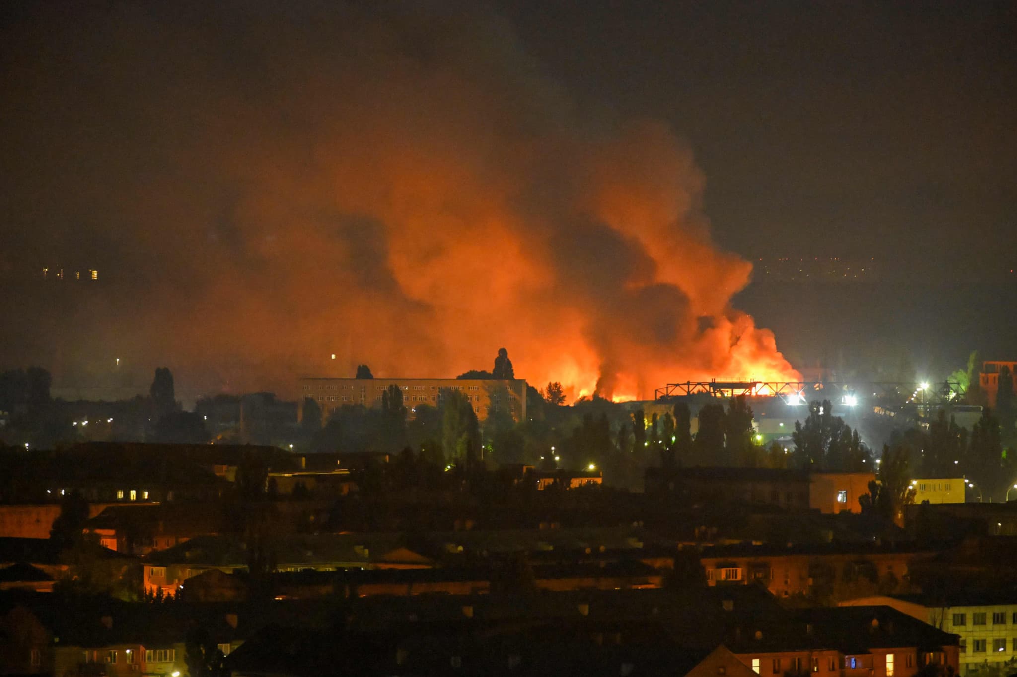 Guerre en Ukraine: Une attaque aérienne russe fait un mort à Kiev, des entrepôts touchés
