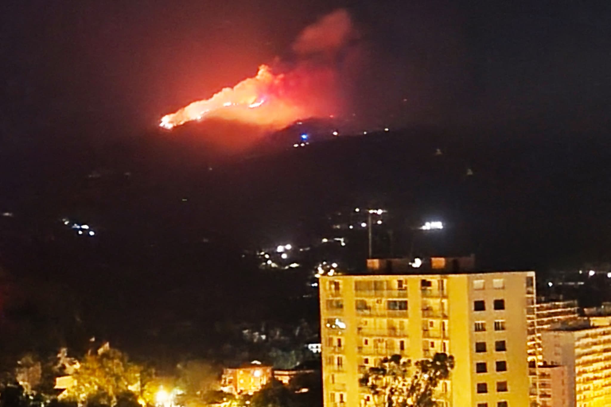 Incendie en Corse: Une ligne électrique provoque un feu et 200 évacuations près d’Ajaccio