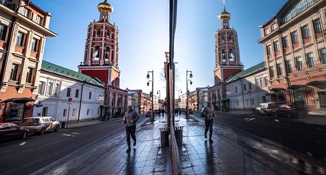 Russie: Une explosion meurtrière frappe un café en plein cœur de Moscou