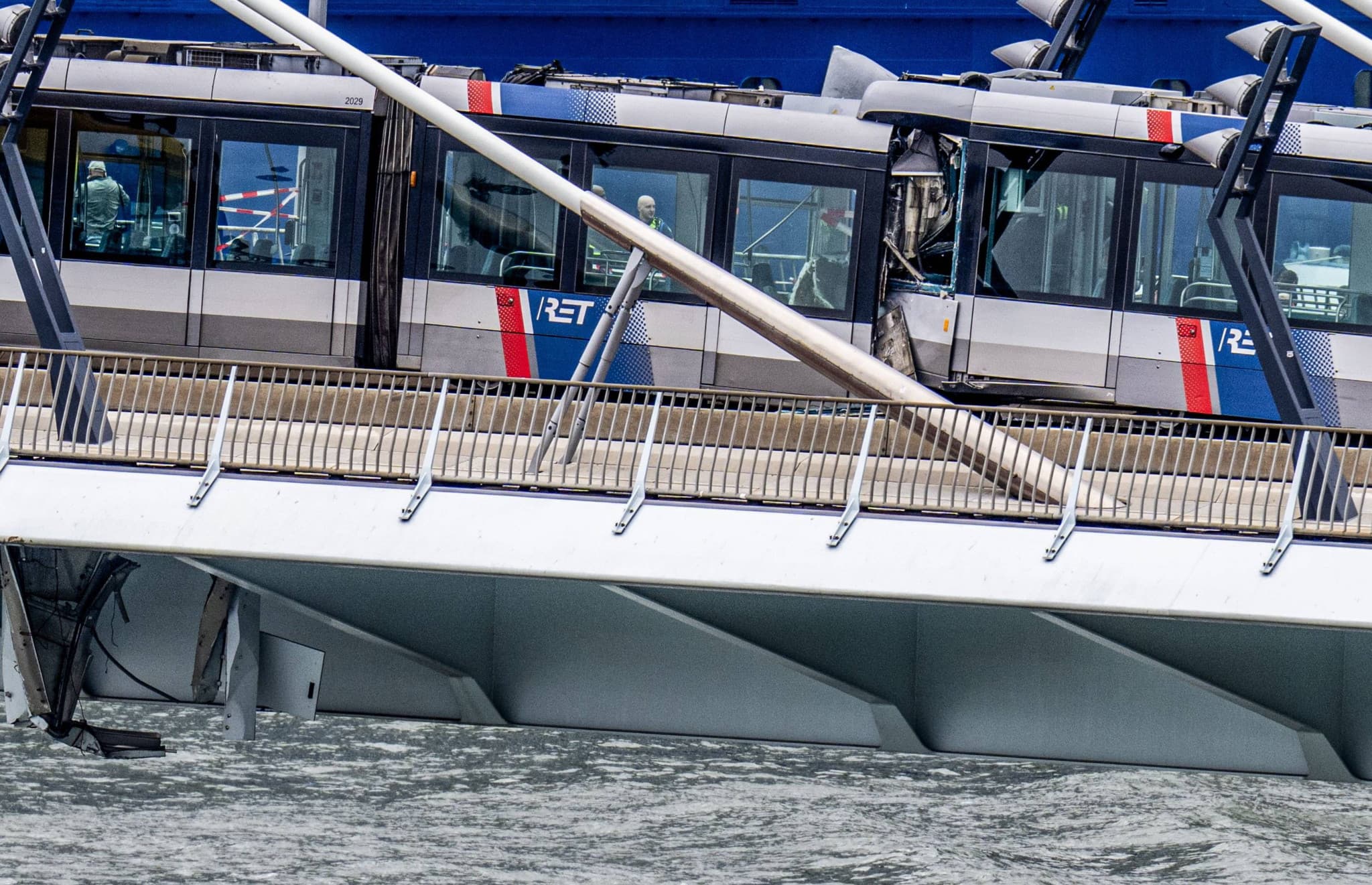 Sur le pont Érasme: Une collision entre deux trams fait quinze blessés à Rotterdam