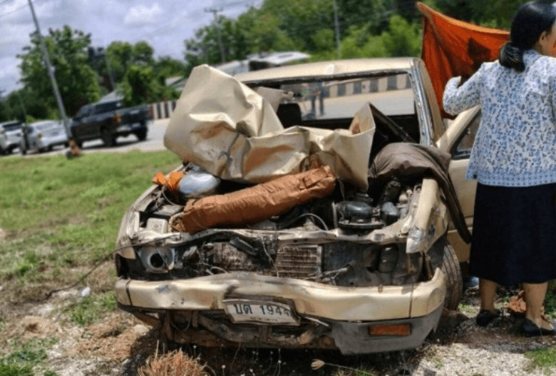 Drame en Thaïlande: Un enfant fonce en camion dans un cortège et tue huit moines