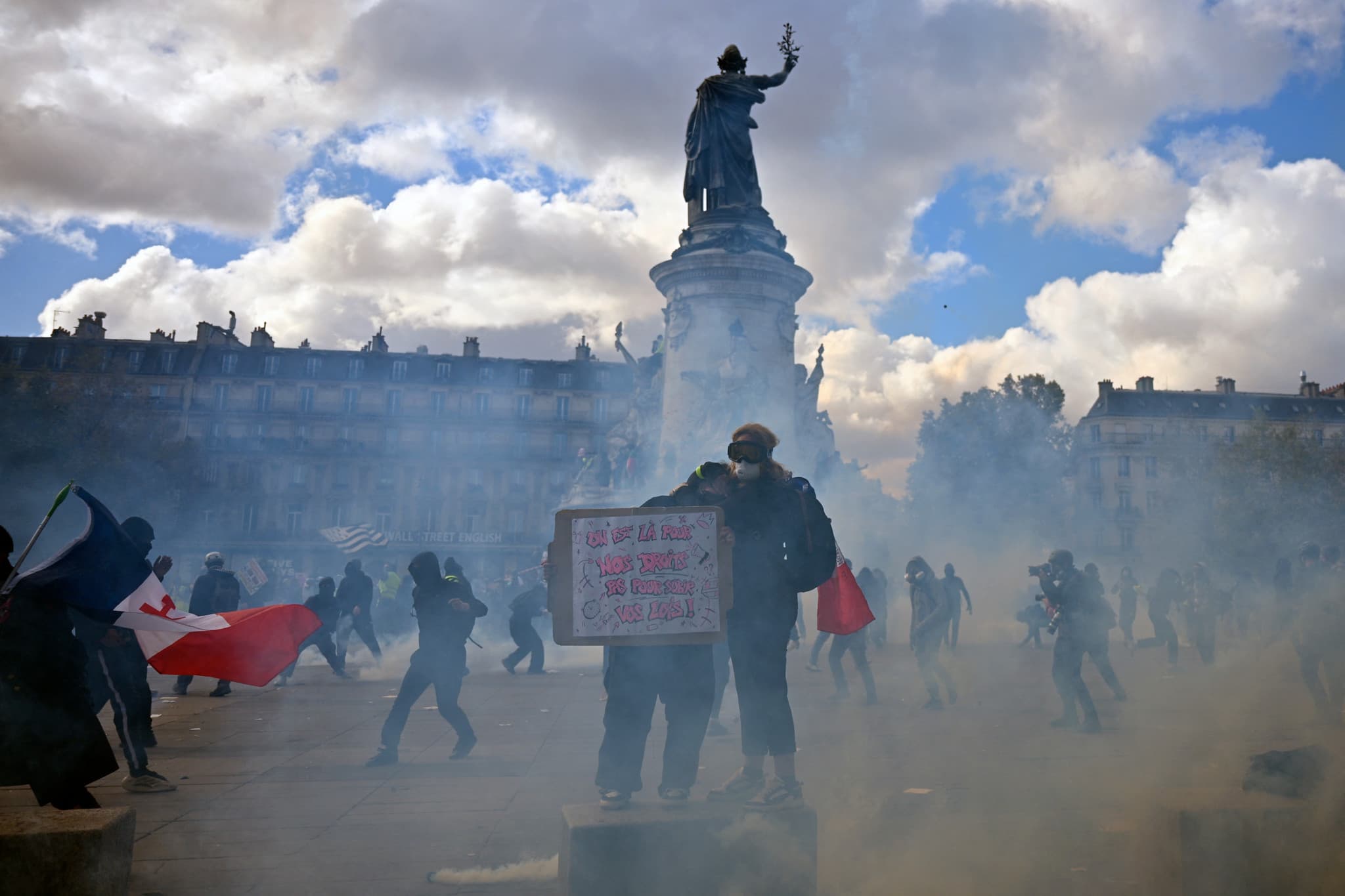 Mobilisation en France: Tensions et gaz lacrymogènes avant le départ du cortège à Paris