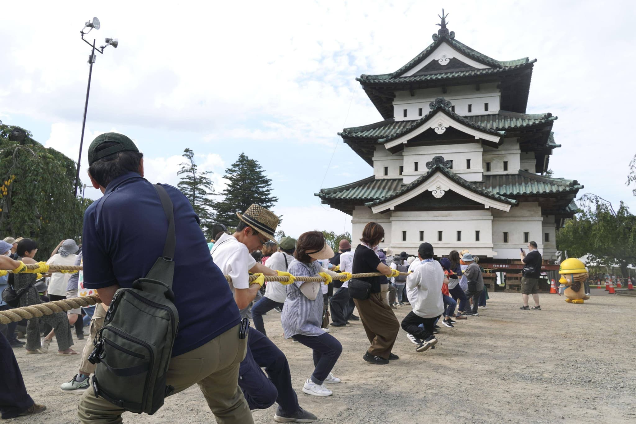 «Déplacer une montagne»: Au Japon, 4000 volontaires tirent un château à la force de leurs bras