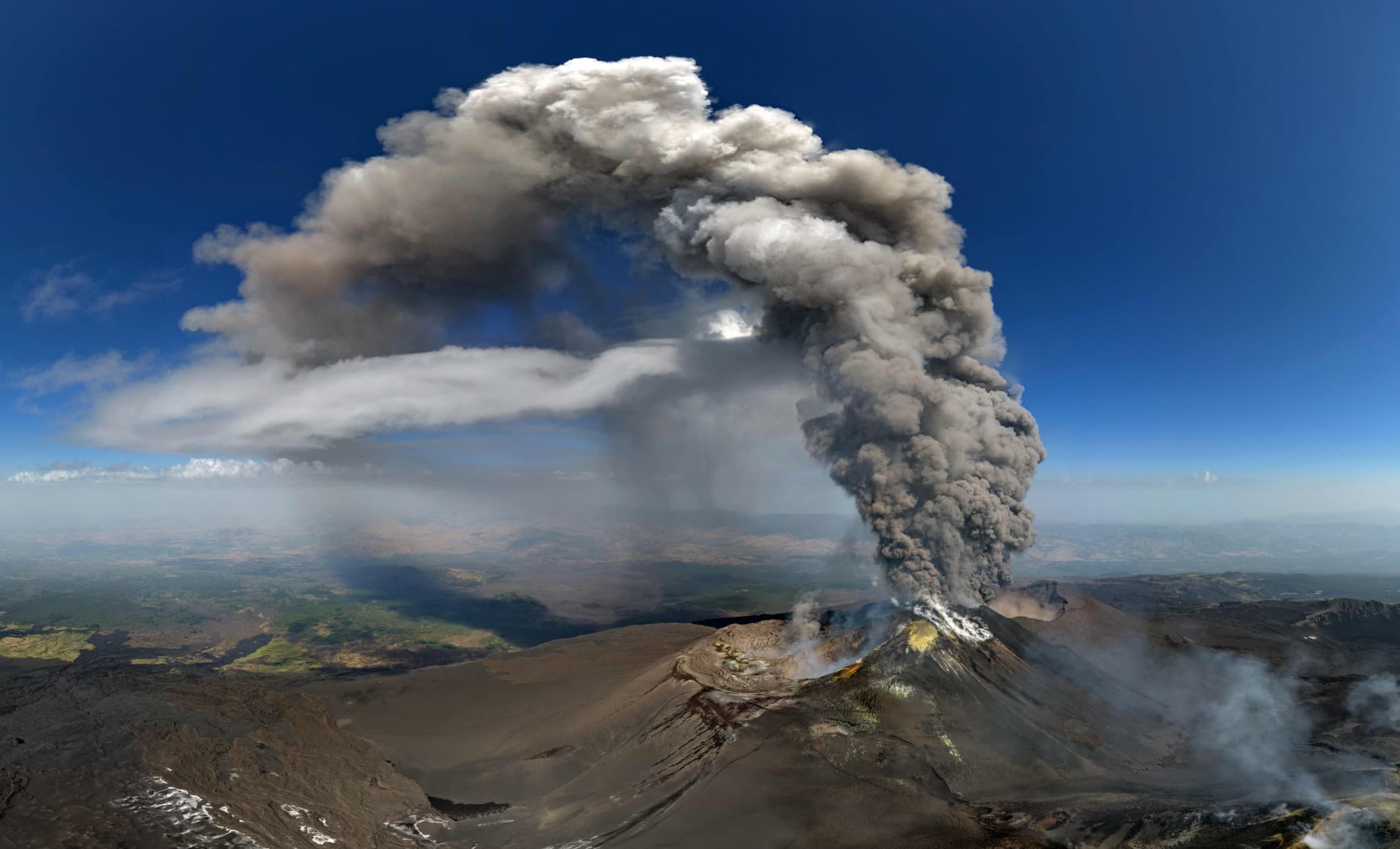 Éruption en Italie: Les cendres de l’Etna empêchent les avions d’atterrir à Catane