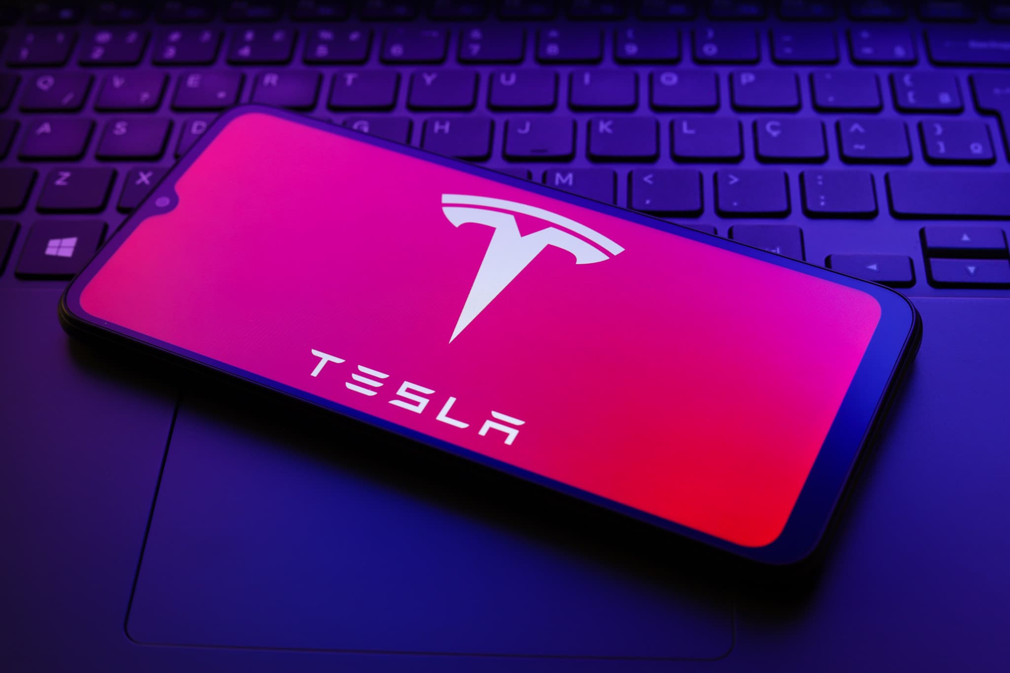Violences conjugales: Il contrôle la Tesla de son ex à distance pour la harceler