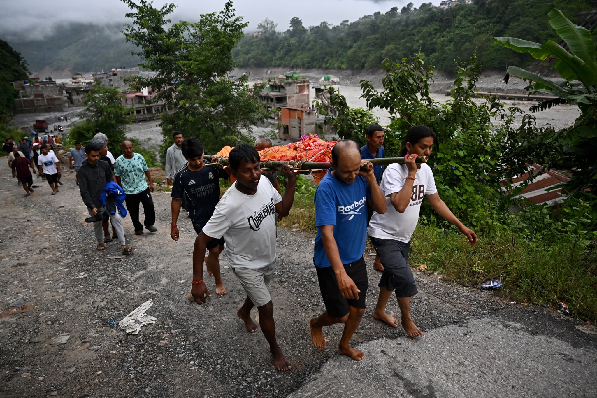 Crue meurtrière dans l’Himalaya: Treize jours après la catastrophe, deuil et frustration au Népal
