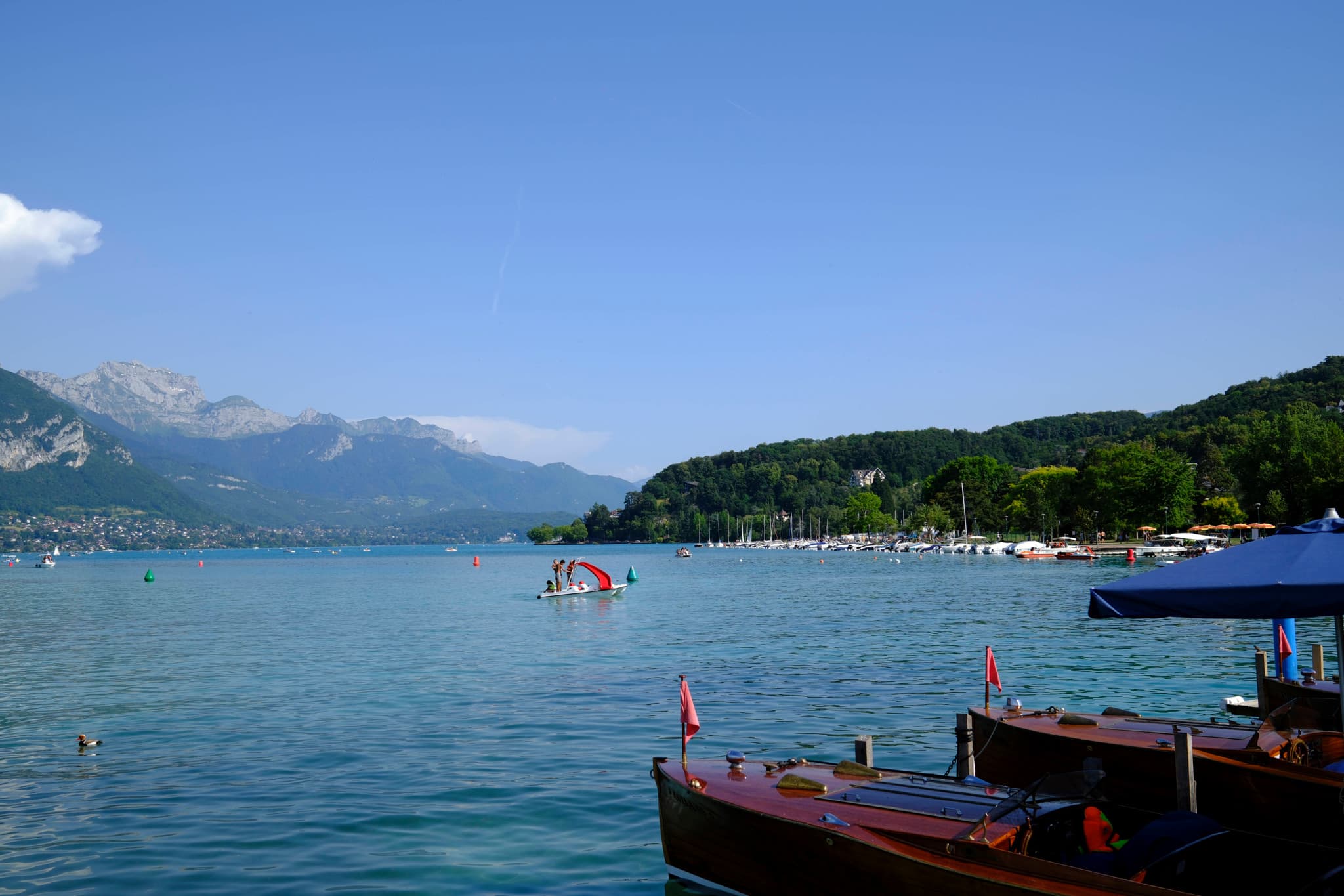 Lac d’Annecy: Un homme plonge d’un pédalo et se noie