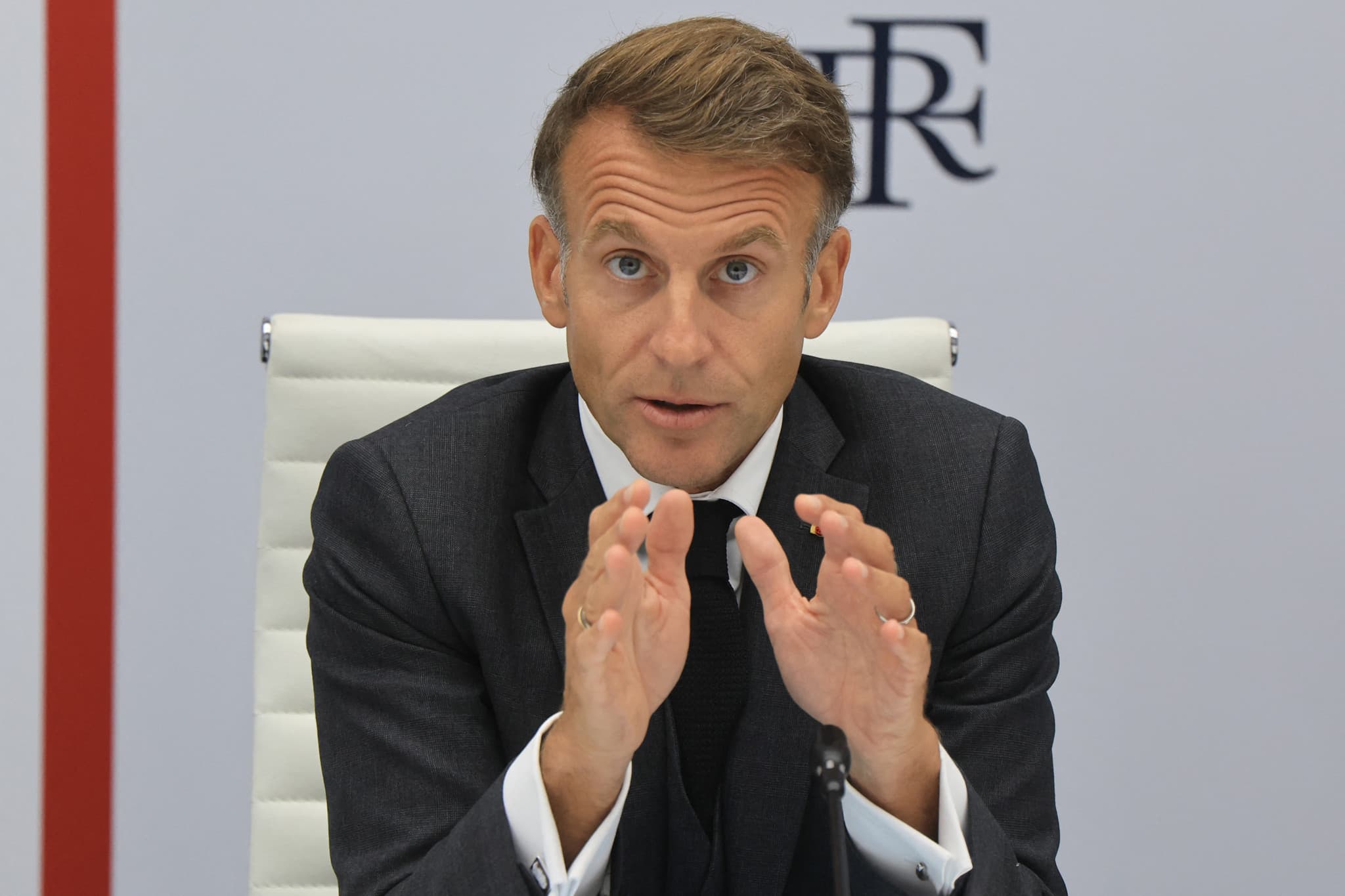 Présidentielle française: Le camp Macron s’enfonce dans la crise à six mois de l’élection