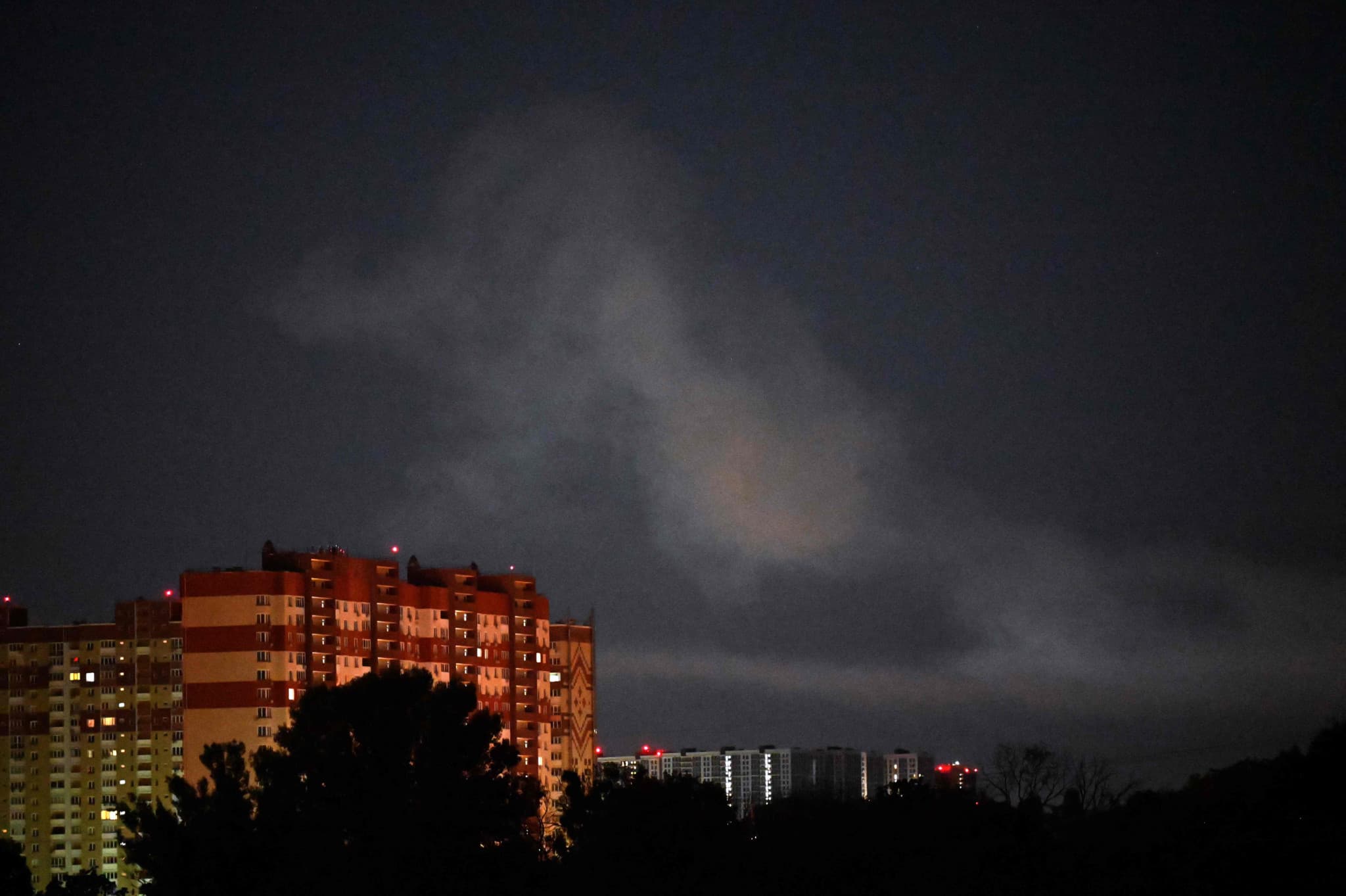 Guerre en Ukraine: Kiev frappée par des missiles balistiques après l’alerte de Zelensky