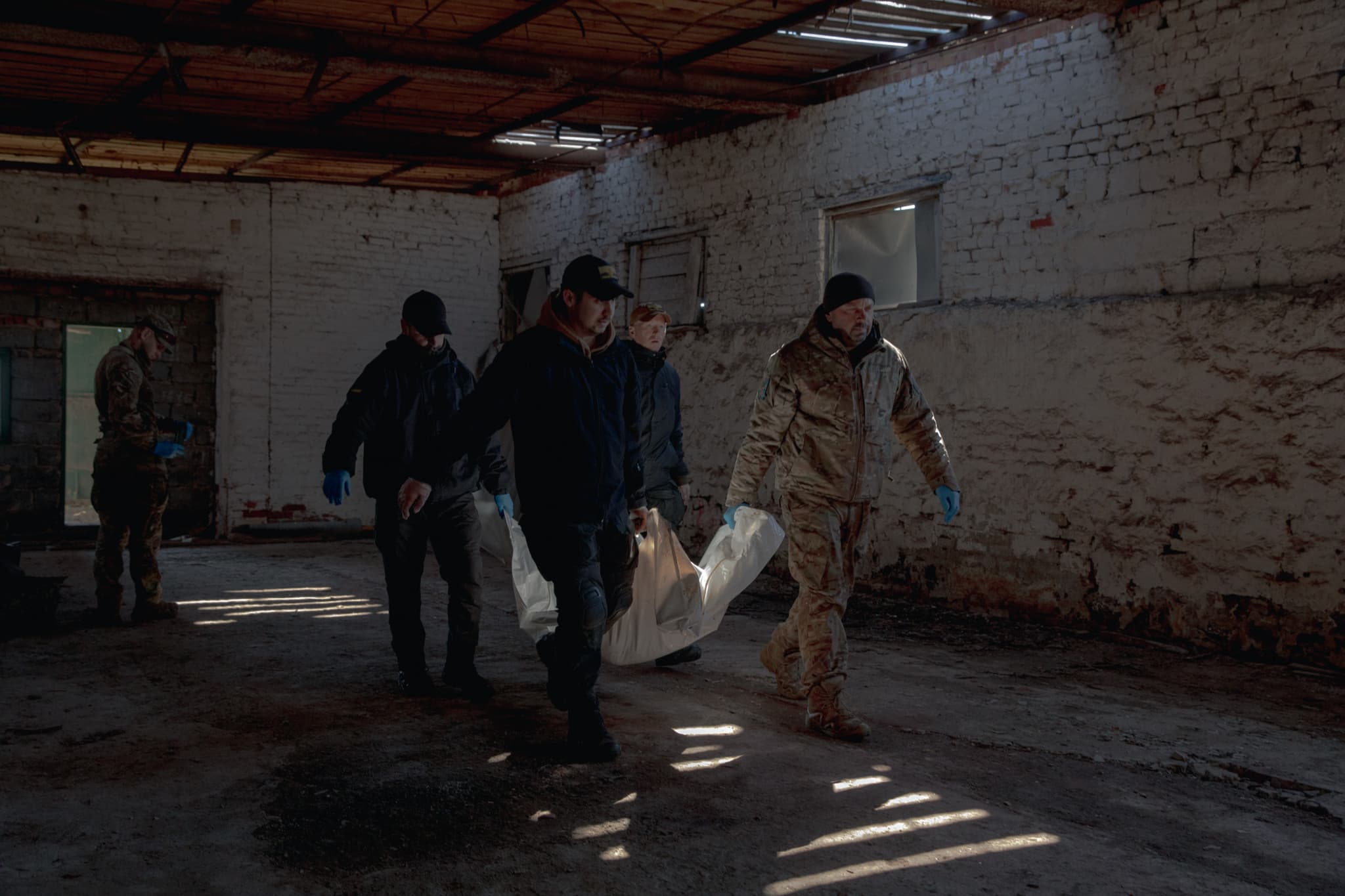 Guerre en Ukraine: Ils risquent leur vie face aux drones pour ramener les morts du front
