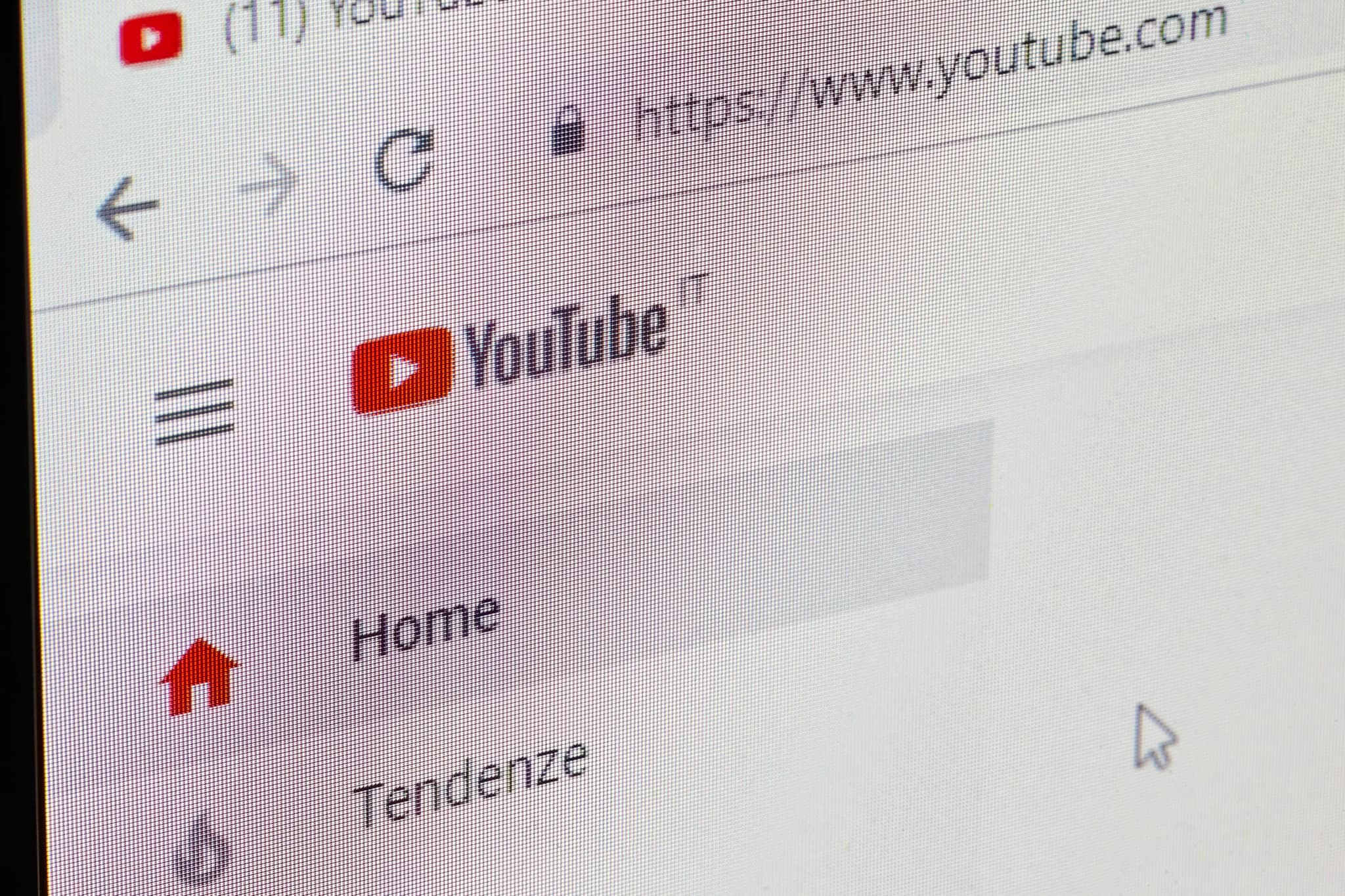 Dans un pensionnat pour filles: Son historique de recherche s’affiche en classe, un prof banni à vie