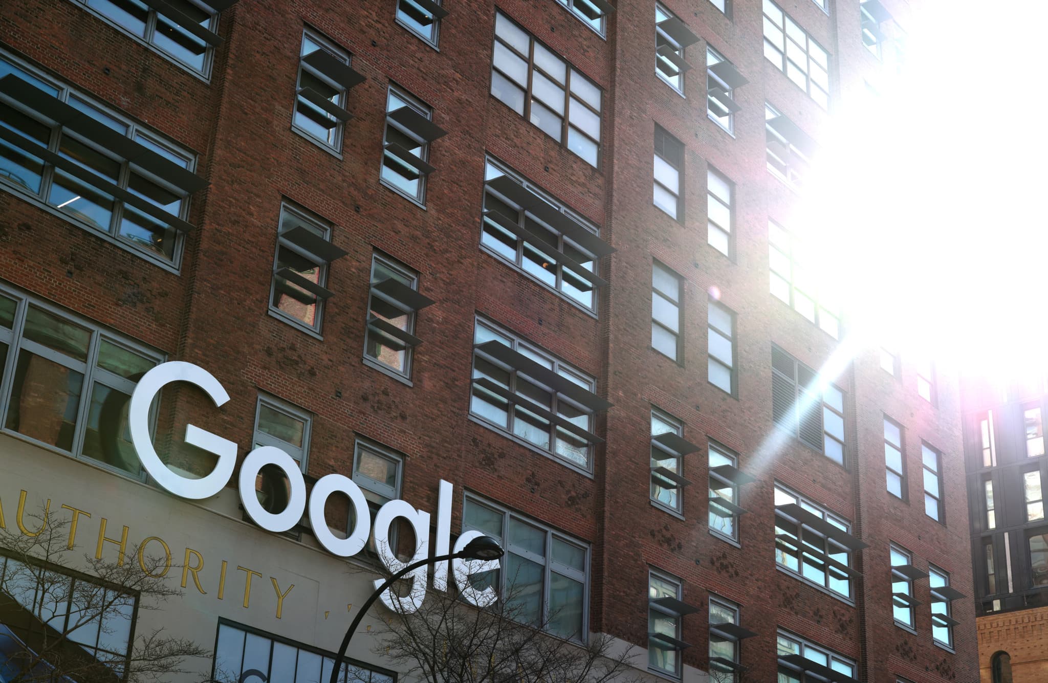 Intelligence artificielle: Des éditeurs poursuivent Google pour violation des droits d’auteur