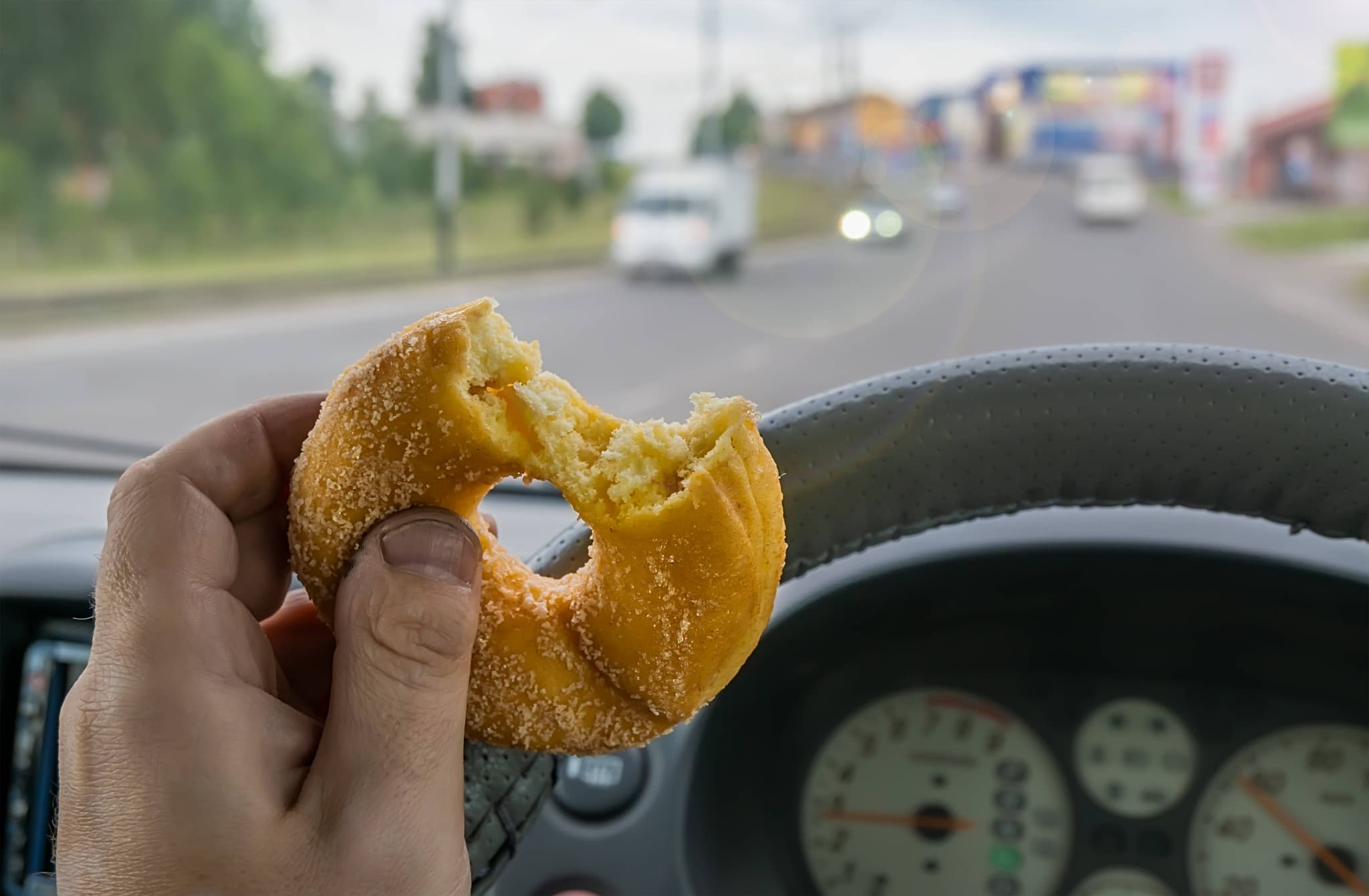 Insolite en Australie: Il tartine son bagel au volant et récolte une amende salée