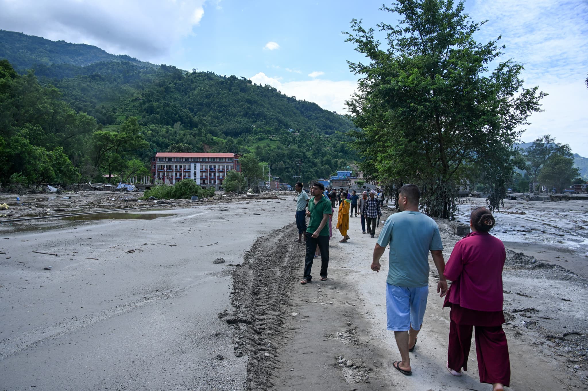 Crues au Népal et au Tibet: «Nous avons fui pour sauver nos vies», racontent des rescapés