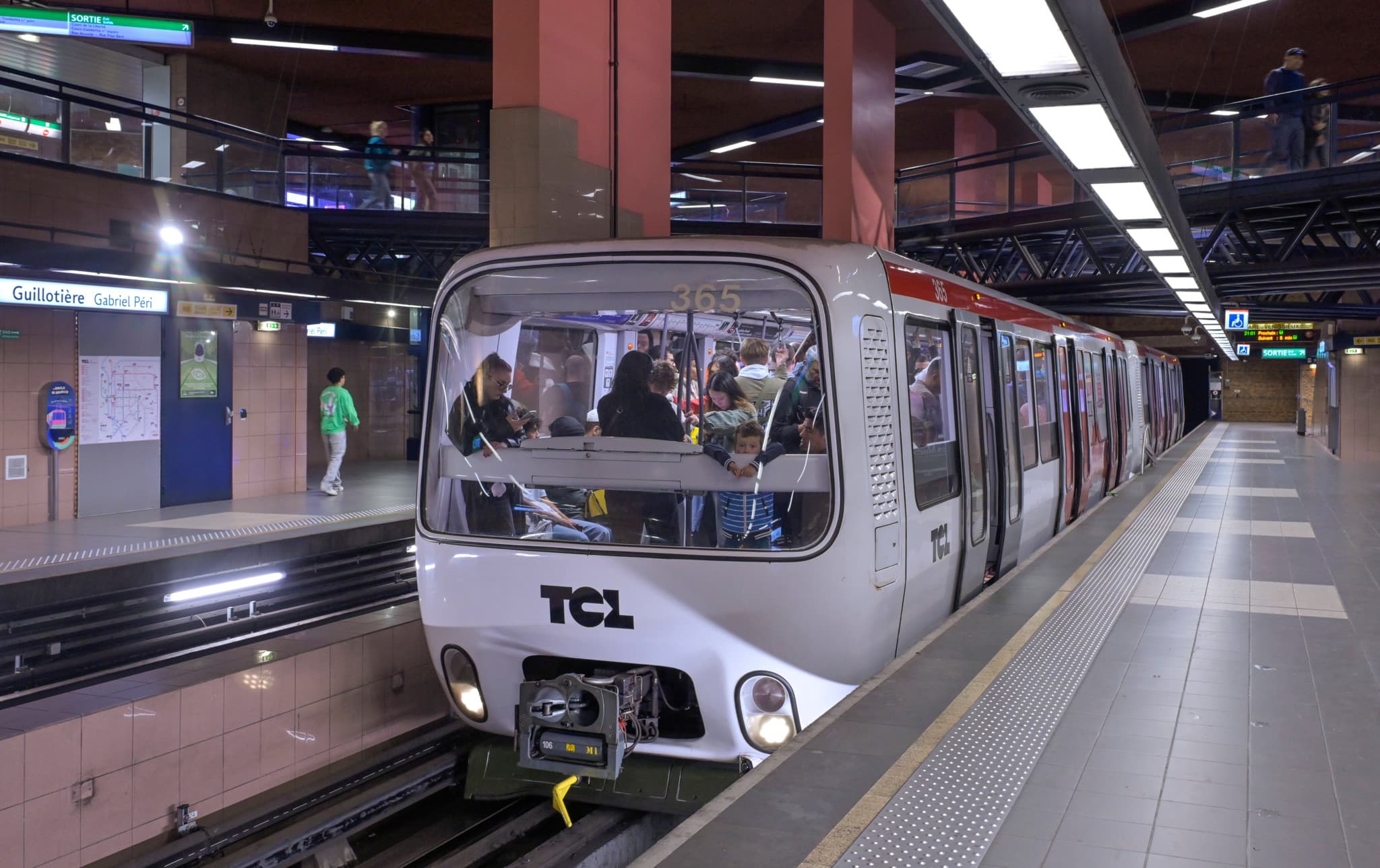 Tragique accident à Lyon: Un aveugle chute sur les voies du métro et décède
