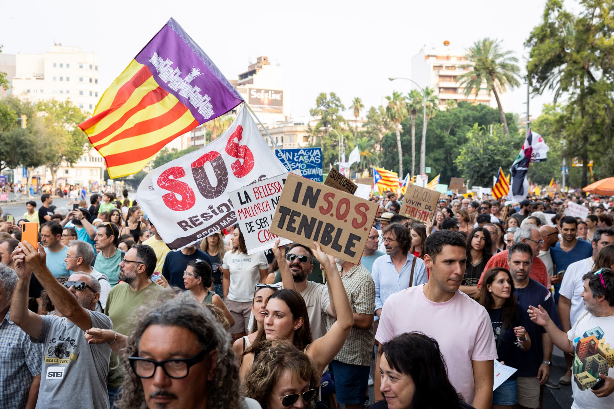 Manifestation à Palma: Des dizaines de milliers de Majorquins défilent contre le surtourisme