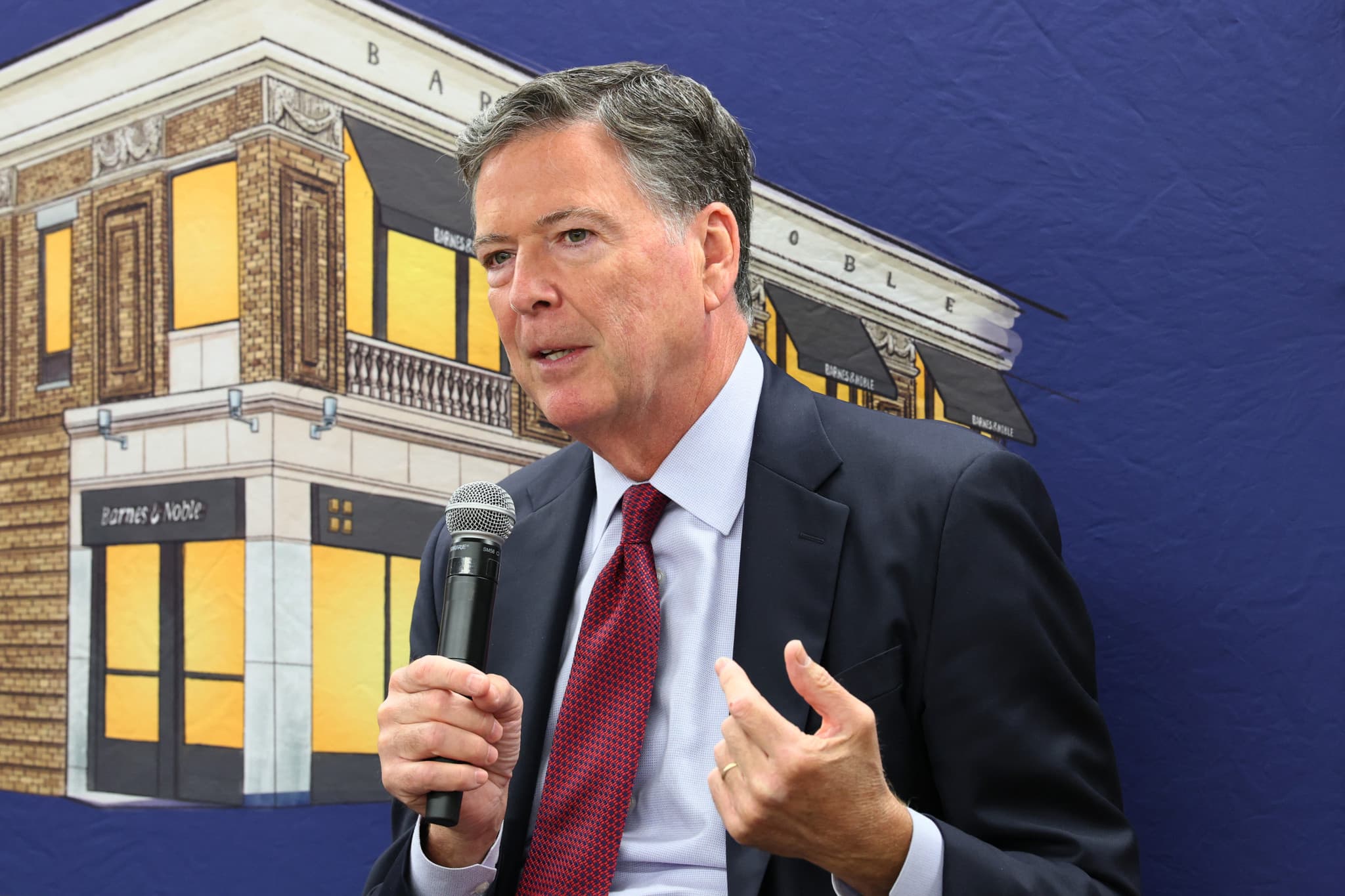 Justice américaine: James Comey inculpé pour une fuite présumée de secrets