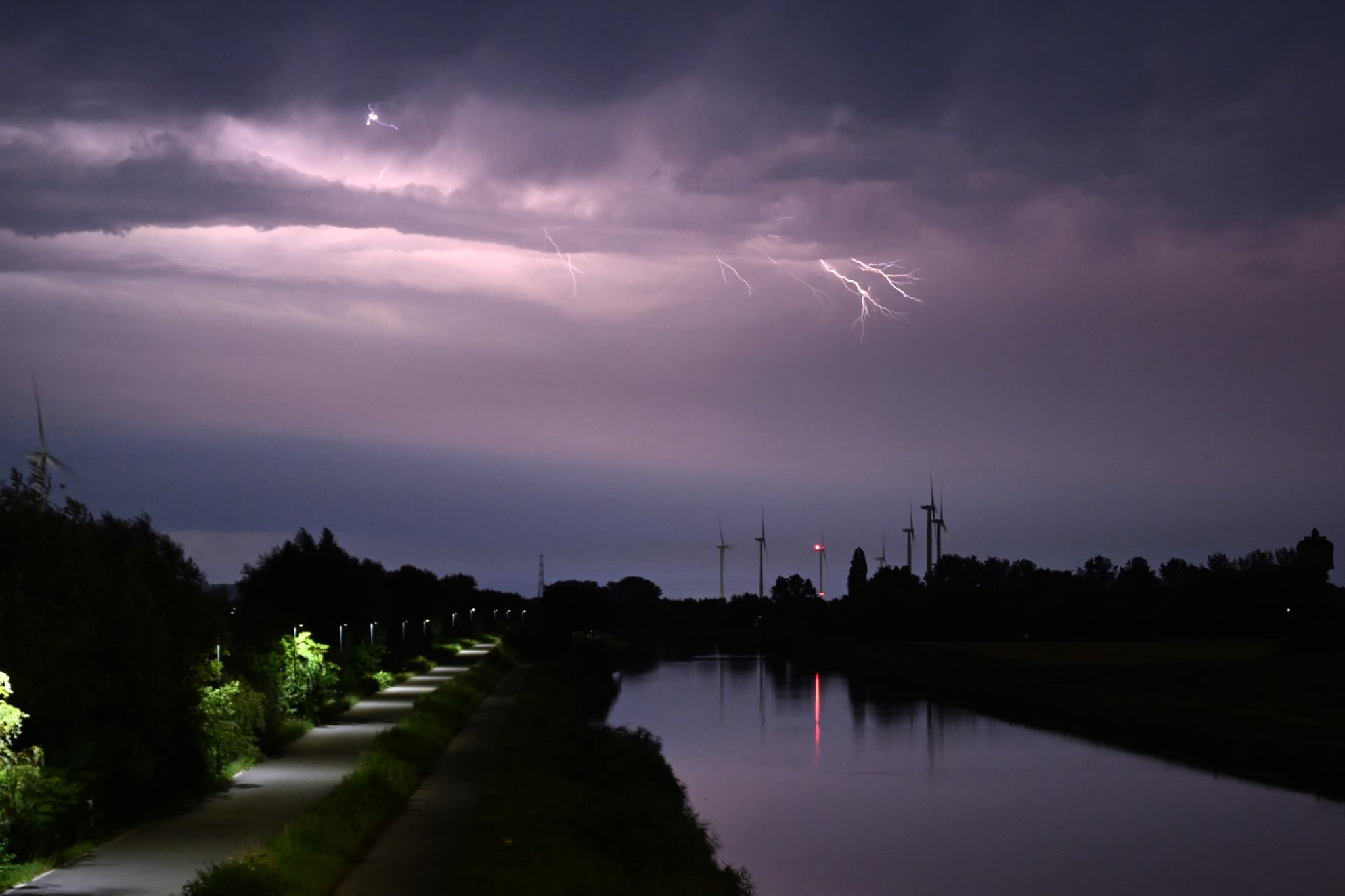 Orages en France et Belgique: De violents orages balaient le nord de l’Europe et font un mort