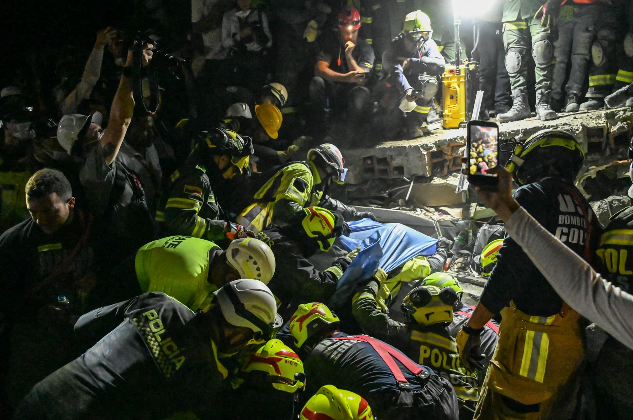 Séisme en Colombie: Une rescapée extraite des décombres à Pereira, le bilan revu à 216 morts