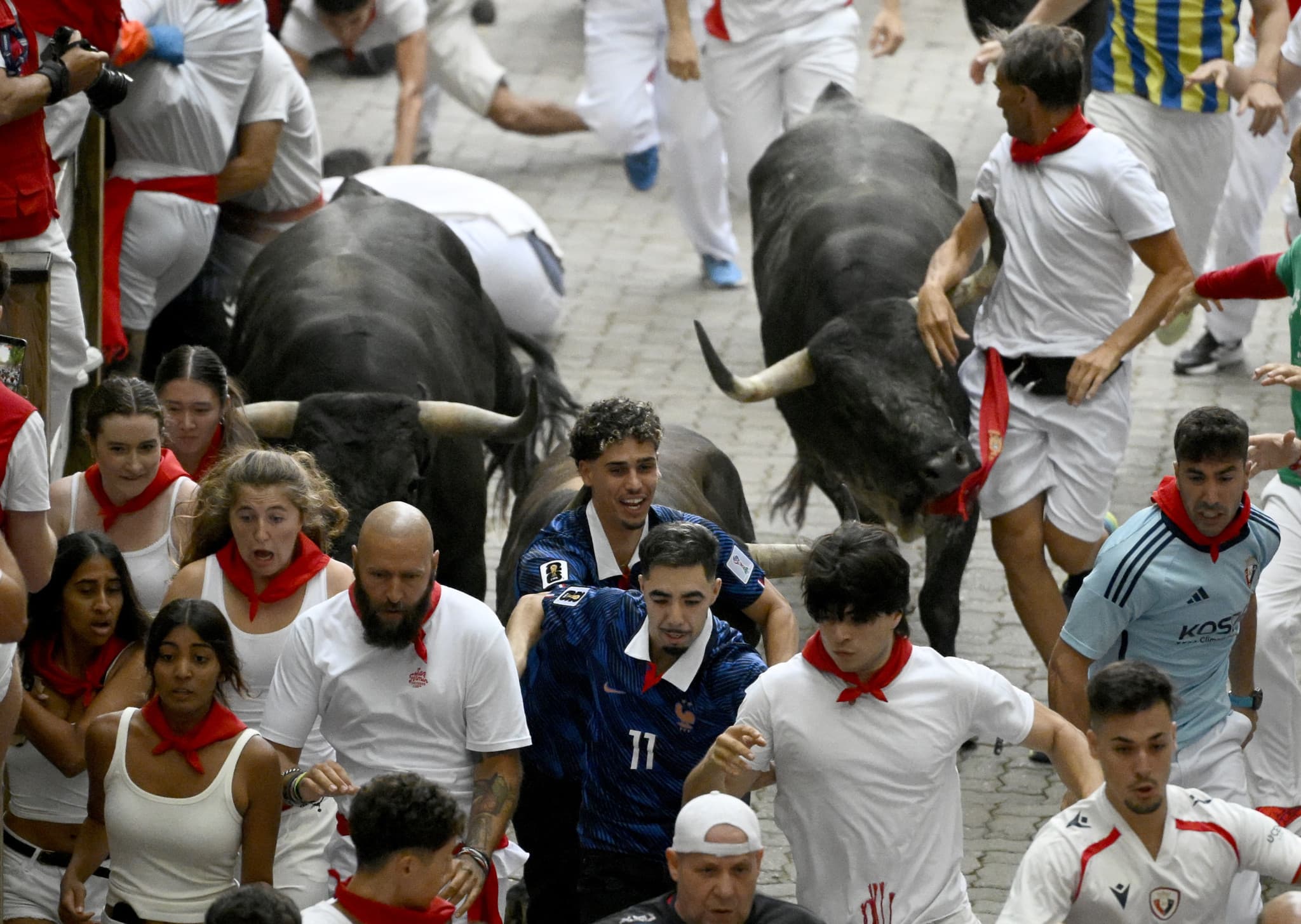 Fêtes de Pampelune en Espagne: Les lâchers de taureaux font 57 blessés, dont des étrangers