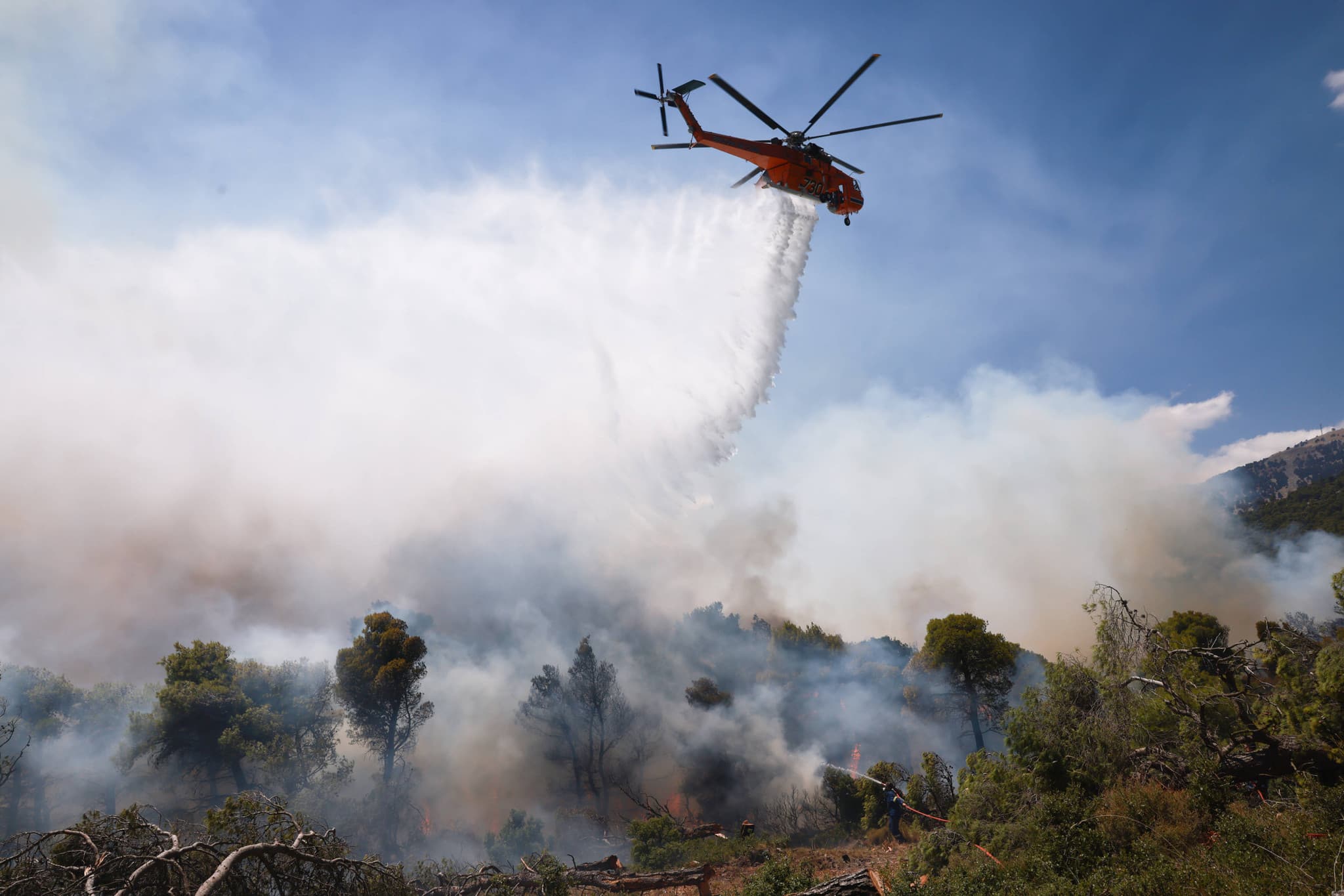 Incendies en Grèce: Deux hélicoptères entrent en collision lors d’une intervention
