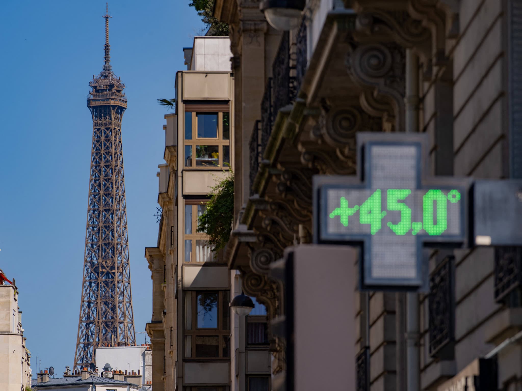 Bermudas, pâtes et craie blanche: Voici quelques astuces (insolites) repérées en Europe pour affronter la canicule