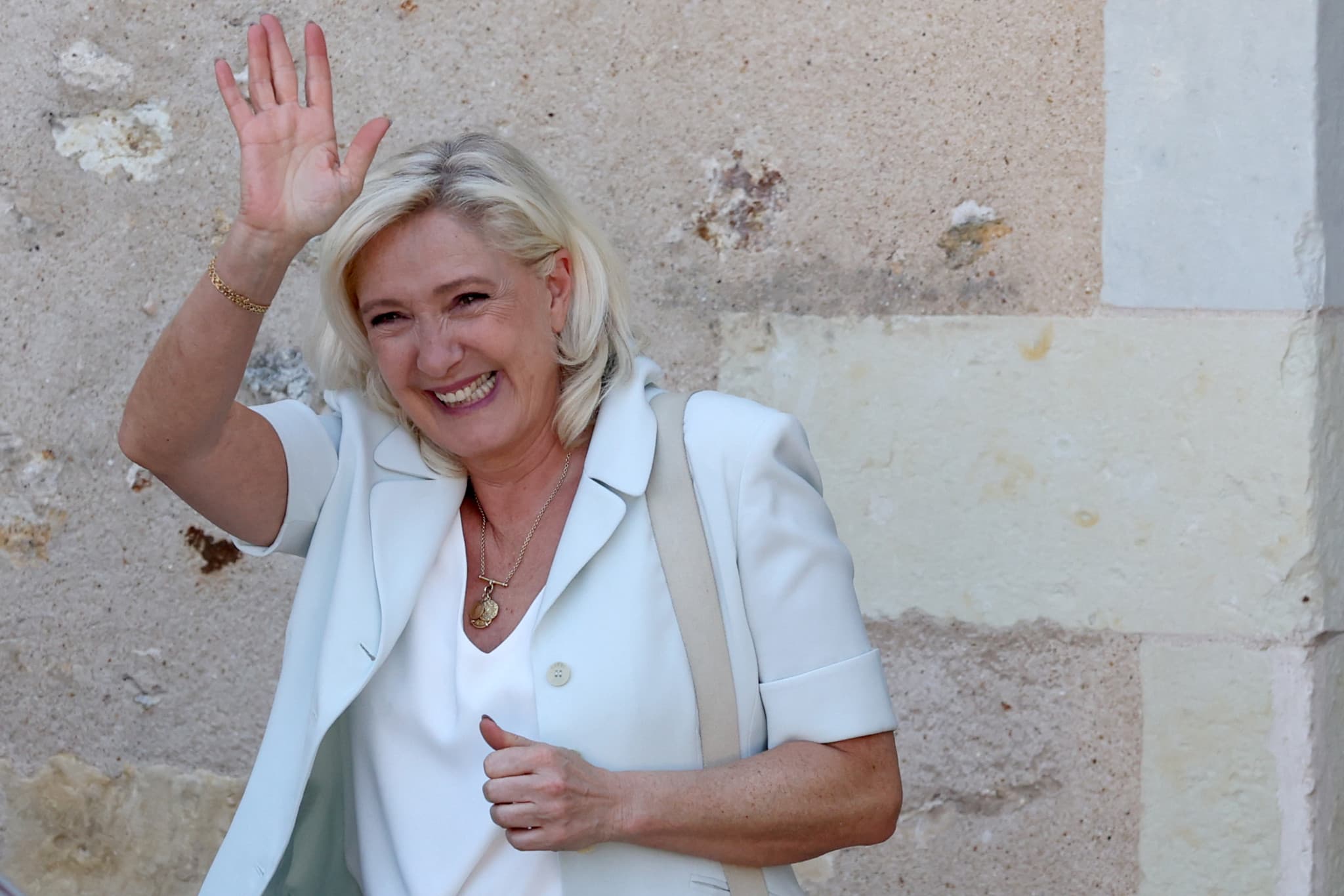 Présidentielle en France: Marine Le Pen, indétrônable reine des sondages