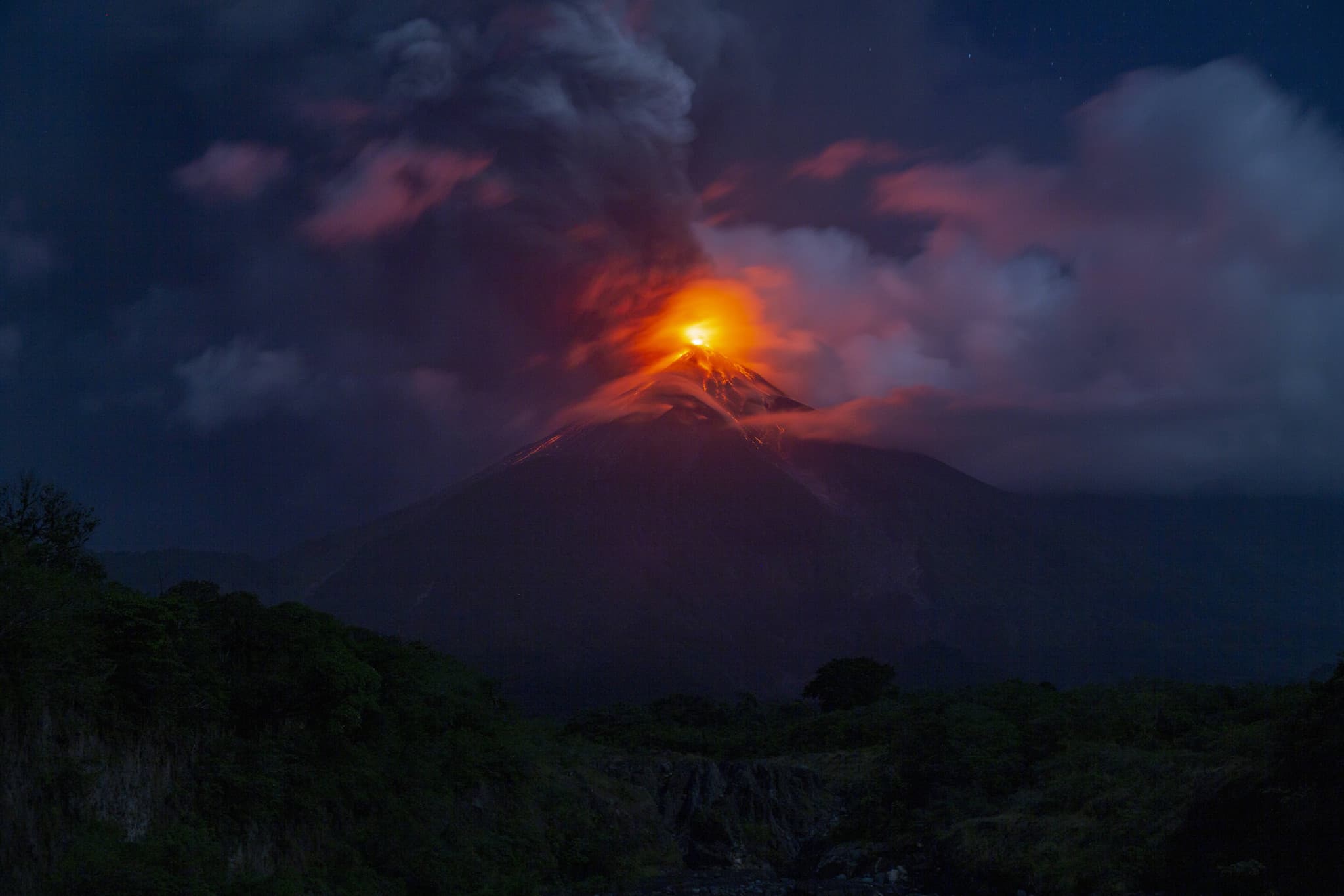 Éruption au Guatemala: Le volcan de Fuego se réveille, alerte maximale déclenchée