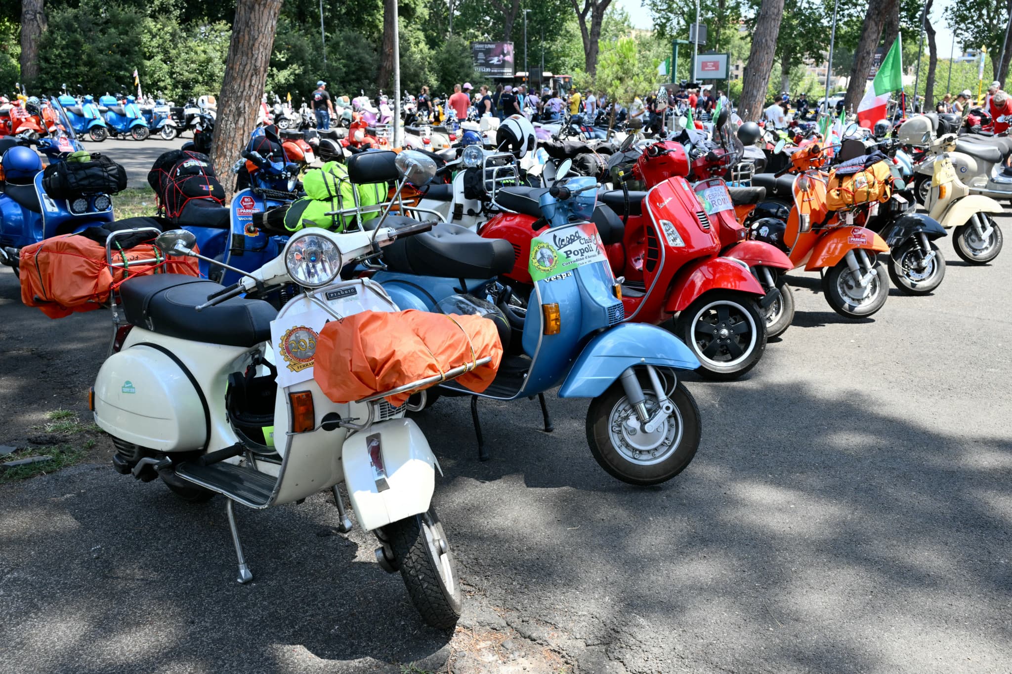80 ans de la Vespa: Des milliers de scooters envahissent Rome pour célébrer une icône italienne