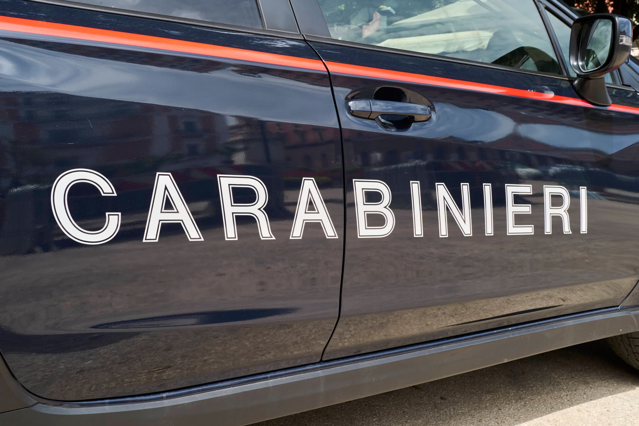 Vandalisme et agression en Italie: Interpellé, un Suisse de 22 ans frappe des policiers à Domodossola