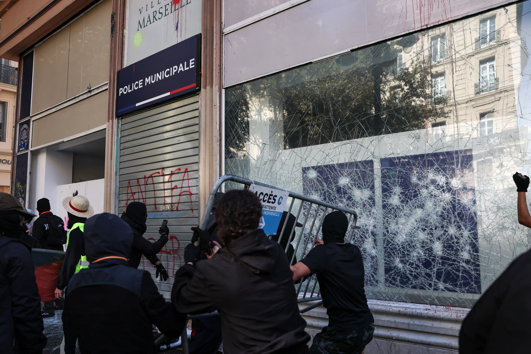 Mobilisation en France: Un poste de police attaqué par des manifestants à Marseille