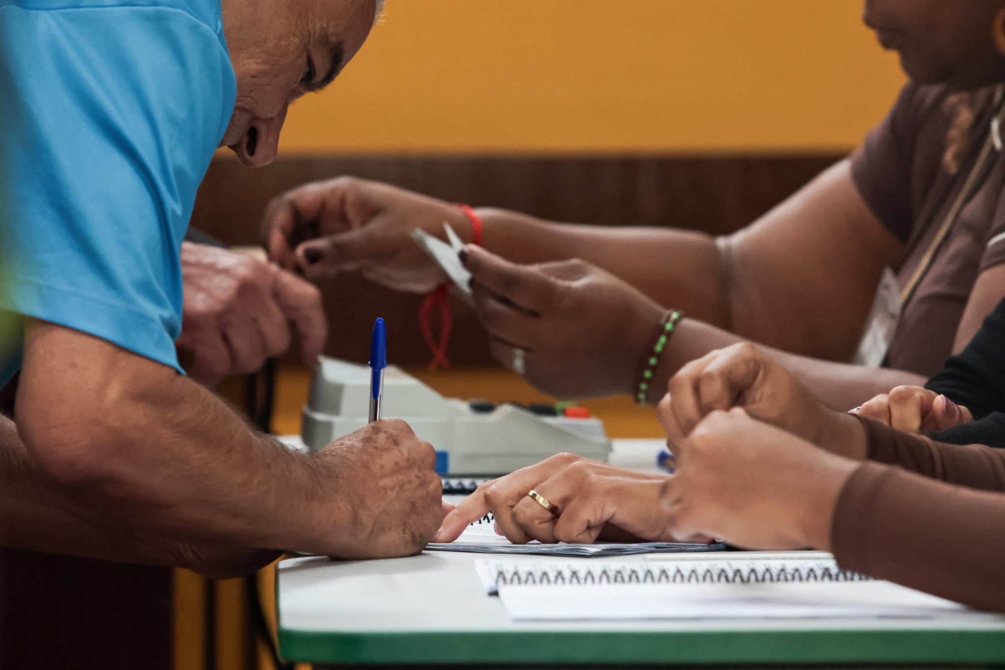 Élection présidentielle au Brésil: Lula et Flávio Bolsonaro au coude-à-coude dans un scrutin sous tension