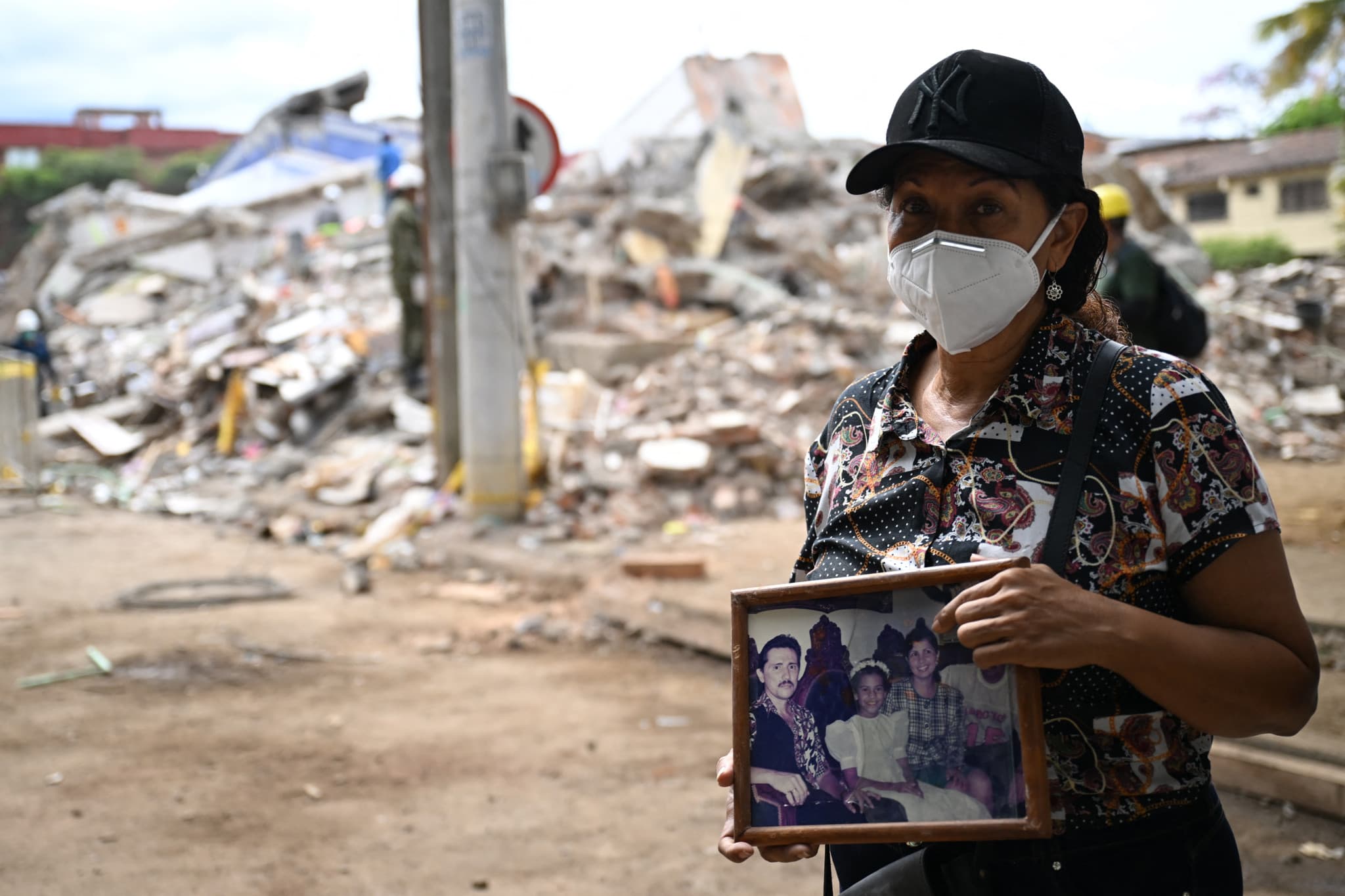 Séisme en Colombie: Des photos de famille rescapées des décombres consolent les endeuillés