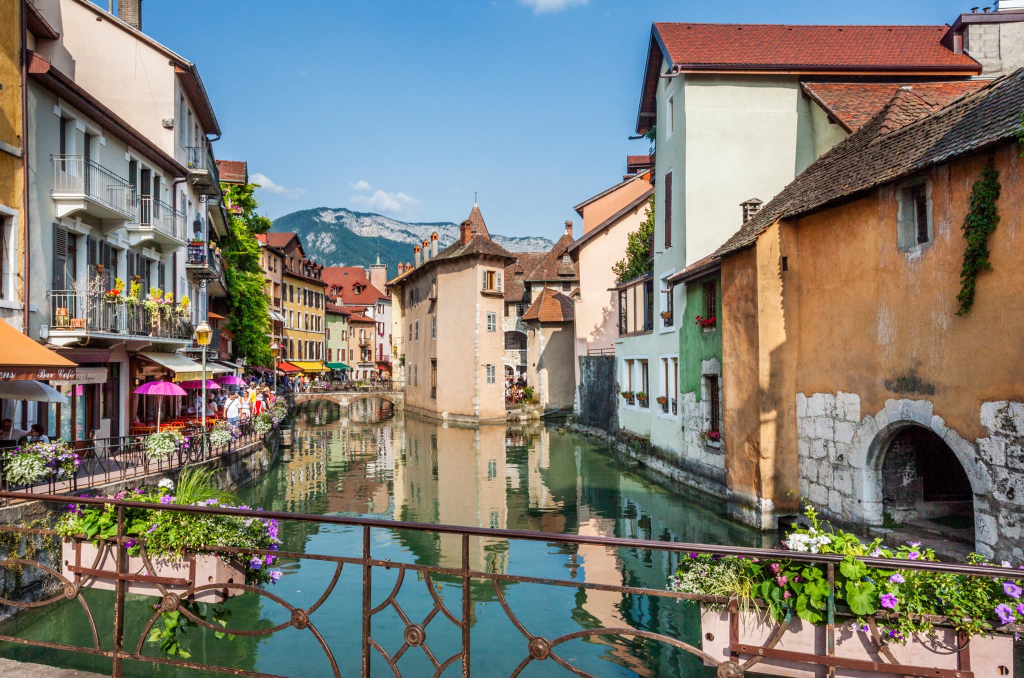 Bagarre sanglante à Annecy: Un lycéen violemment poignardé à la gorge par un camarade armé de ciseaux