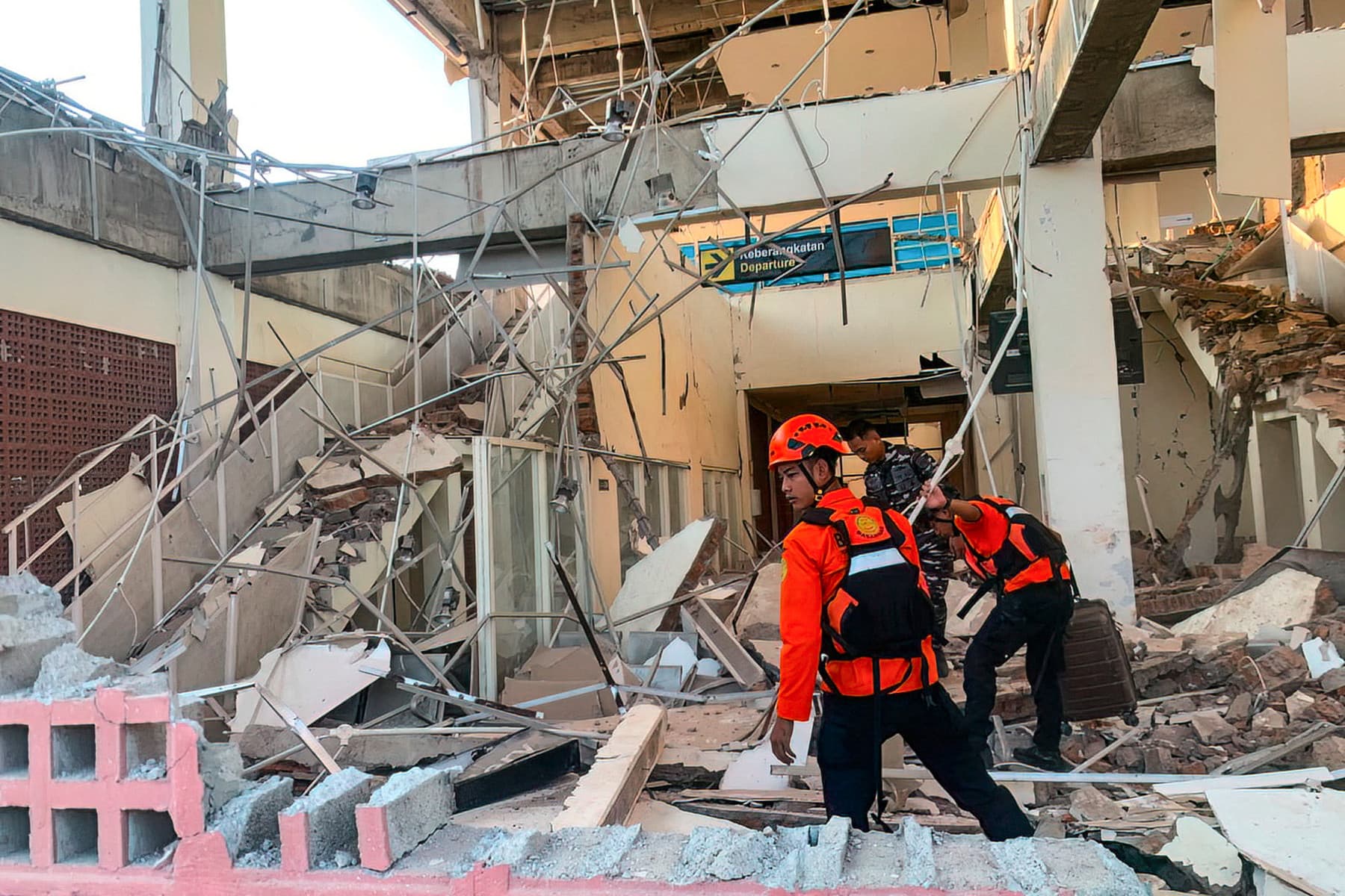 Séisme en Indonésie: Un tremblement de terre de magnitude 7,7 fait au moins 20 morts