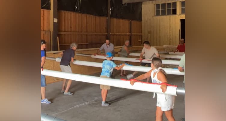 Un baby-foot humain s'invite à la fête de la vieille ville de Moutier