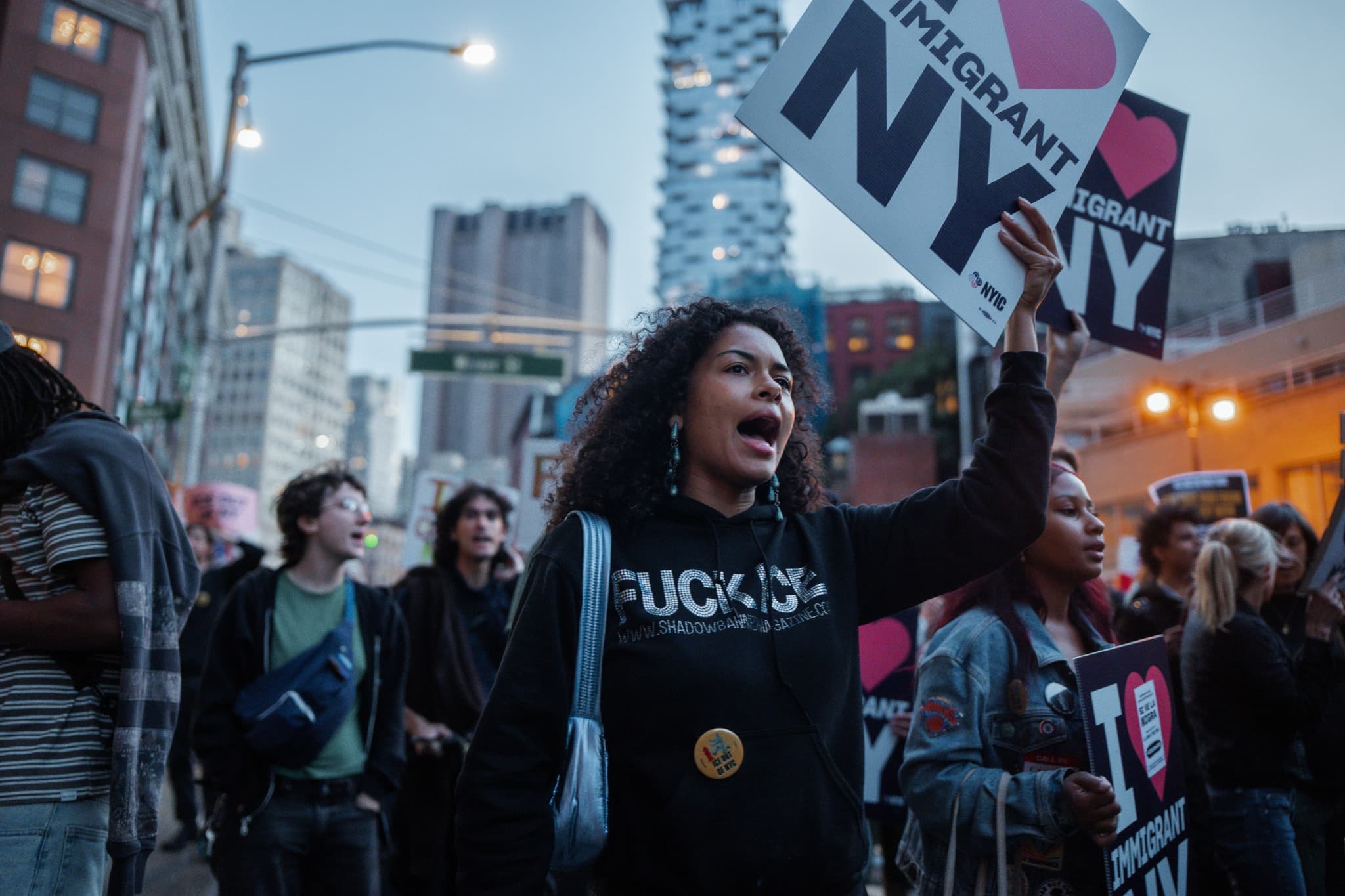 Fusillade en pleine rue: La colère monte à New York contre la police de l’immigration
